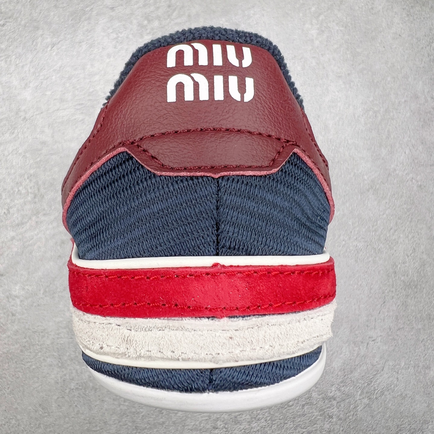 图片[8]-MiuMiu x New Balance 530 SL NB新百伦缪缪联名系列低帮经典复古休闲运动慢跑鞋 近几年运动品牌与各大潮流品牌不断推出联名产品，在球鞋圈拥有极高的热度。此外，奢侈品牌和运动品牌联名也早已非新鲜事，继 Dior 和 Jordan Brand 以及 Prada 和 adidas 合作后。近日，Miu Miu与New Balance的合作基本已经成为定番，每年都会上新，而近期的最新联名也已经正式曝光，预计会在24年春夏面世！相比之前两次使用的574，这次Miu Miu带来了全新风格。采用了全新型号MR530进行设计，继续使用复古的旧化效果和去年就被带火的美拉德配色打造。Miu Miu作为千禧文化的重要推手，这次也是直接挑选了New Balance 2000年代时发布的健身跑鞋MR530。整体做旧效果非常明显，甚至有些二手鞋的感觉，多少是有点瘦巴黎世家影响了……配色方面将会推出米色和棕色两种颜色可供选择，整体覆盖了做旧麂皮，鞋舌和鞋垫和之前一致，有Miu Miu的Logo，同时搭配皮革和棉质双鞋带组成。尺码：35.5 36 37 37.5 38 38.5 39.5 40 40.5 41.5 42 42.5 43.5 44 45-选品中心