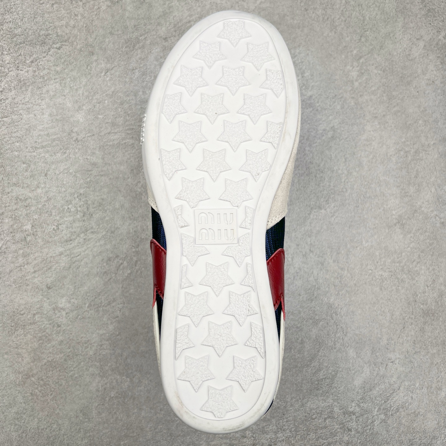 图片[9]-MiuMiu x New Balance 530 SL NB新百伦缪缪联名系列低帮经典复古休闲运动慢跑鞋 近几年运动品牌与各大潮流品牌不断推出联名产品，在球鞋圈拥有极高的热度。此外，奢侈品牌和运动品牌联名也早已非新鲜事，继 Dior 和 Jordan Brand 以及 Prada 和 adidas 合作后。近日，Miu Miu与New Balance的合作基本已经成为定番，每年都会上新，而近期的最新联名也已经正式曝光，预计会在24年春夏面世！相比之前两次使用的574，这次Miu Miu带来了全新风格。采用了全新型号MR530进行设计，继续使用复古的旧化效果和去年就被带火的美拉德配色打造。Miu Miu作为千禧文化的重要推手，这次也是直接挑选了New Balance 2000年代时发布的健身跑鞋MR530。整体做旧效果非常明显，甚至有些二手鞋的感觉，多少是有点瘦巴黎世家影响了……配色方面将会推出米色和棕色两种颜色可供选择，整体覆盖了做旧麂皮，鞋舌和鞋垫和之前一致，有Miu Miu的Logo，同时搭配皮革和棉质双鞋带组成。尺码：35.5 36 37 37.5 38 38.5 39.5 40 40.5 41.5 42 42.5 43.5 44 45-选品中心