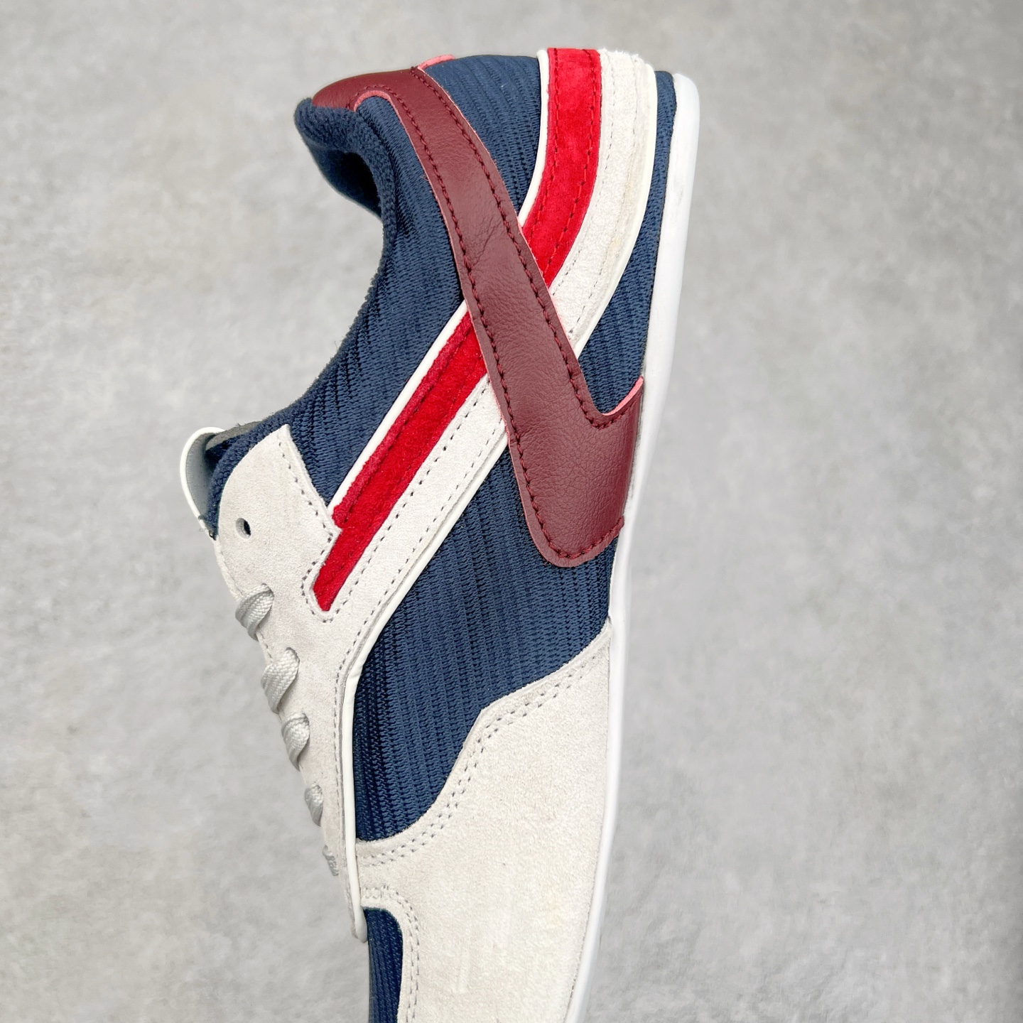 图片[7]-MiuMiu x New Balance 530 SL NB新百伦缪缪联名系列低帮经典复古休闲运动慢跑鞋 近几年运动品牌与各大潮流品牌不断推出联名产品，在球鞋圈拥有极高的热度。此外，奢侈品牌和运动品牌联名也早已非新鲜事，继 Dior 和 Jordan Brand 以及 Prada 和 adidas 合作后。近日，Miu Miu与New Balance的合作基本已经成为定番，每年都会上新，而近期的最新联名也已经正式曝光，预计会在24年春夏面世！相比之前两次使用的574，这次Miu Miu带来了全新风格。采用了全新型号MR530进行设计，继续使用复古的旧化效果和去年就被带火的美拉德配色打造。Miu Miu作为千禧文化的重要推手，这次也是直接挑选了New Balance 2000年代时发布的健身跑鞋MR530。整体做旧效果非常明显，甚至有些二手鞋的感觉，多少是有点瘦巴黎世家影响了……配色方面将会推出米色和棕色两种颜色可供选择，整体覆盖了做旧麂皮，鞋舌和鞋垫和之前一致，有Miu Miu的Logo，同时搭配皮革和棉质双鞋带组成。尺码：35.5 36 37 37.5 38 38.5 39.5 40 40.5 41.5 42 42.5 43.5 44 45-选品中心