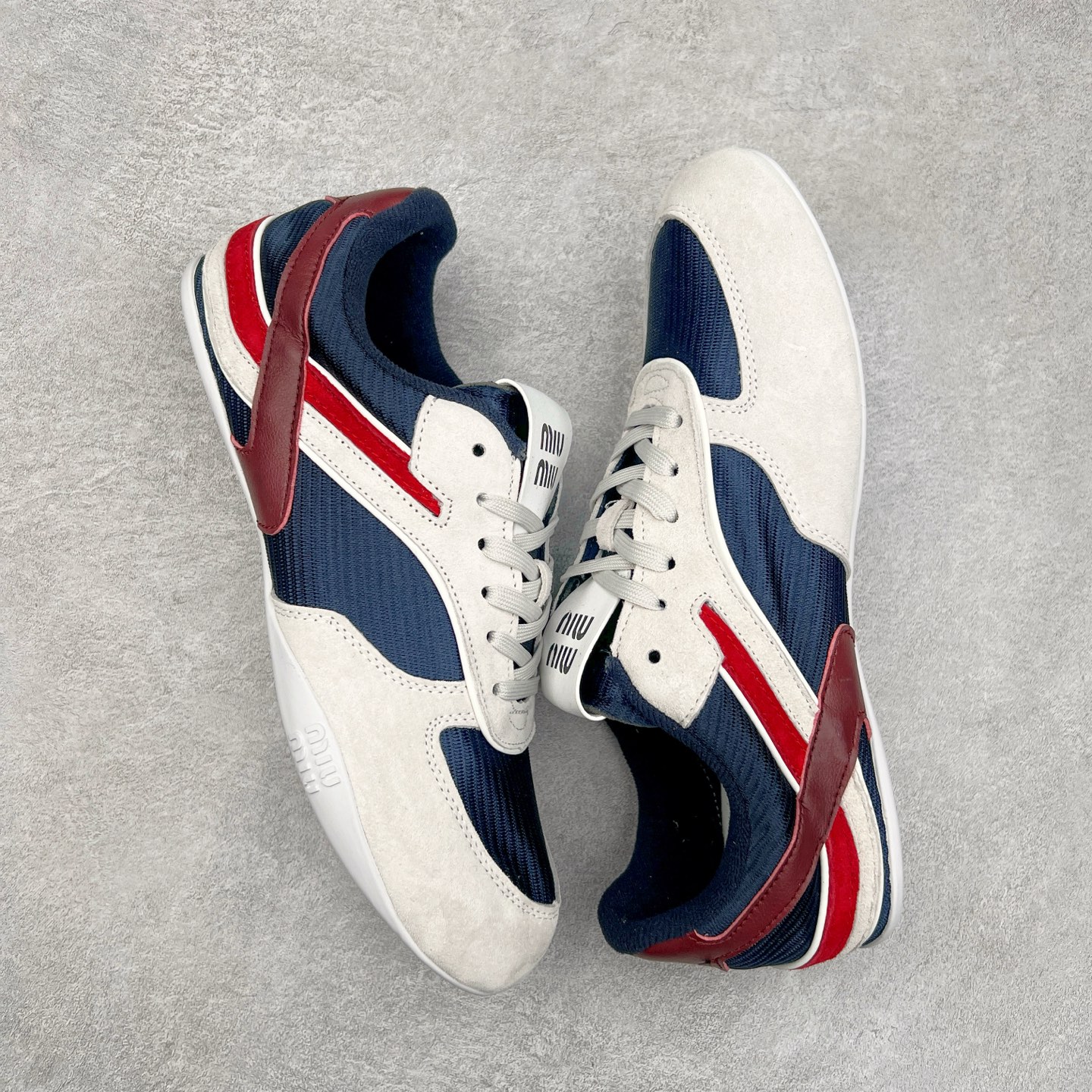 图片[3]-MiuMiu x New Balance 530 SL NB新百伦缪缪联名系列低帮经典复古休闲运动慢跑鞋 近几年运动品牌与各大潮流品牌不断推出联名产品，在球鞋圈拥有极高的热度。此外，奢侈品牌和运动品牌联名也早已非新鲜事，继 Dior 和 Jordan Brand 以及 Prada 和 adidas 合作后。近日，Miu Miu与New Balance的合作基本已经成为定番，每年都会上新，而近期的最新联名也已经正式曝光，预计会在24年春夏面世！相比之前两次使用的574，这次Miu Miu带来了全新风格。采用了全新型号MR530进行设计，继续使用复古的旧化效果和去年就被带火的美拉德配色打造。Miu Miu作为千禧文化的重要推手，这次也是直接挑选了New Balance 2000年代时发布的健身跑鞋MR530。整体做旧效果非常明显，甚至有些二手鞋的感觉，多少是有点瘦巴黎世家影响了……配色方面将会推出米色和棕色两种颜色可供选择，整体覆盖了做旧麂皮，鞋舌和鞋垫和之前一致，有Miu Miu的Logo，同时搭配皮革和棉质双鞋带组成。尺码：35.5 36 37 37.5 38 38.5 39.5 40 40.5 41.5 42 42.5 43.5 44 45-选品中心