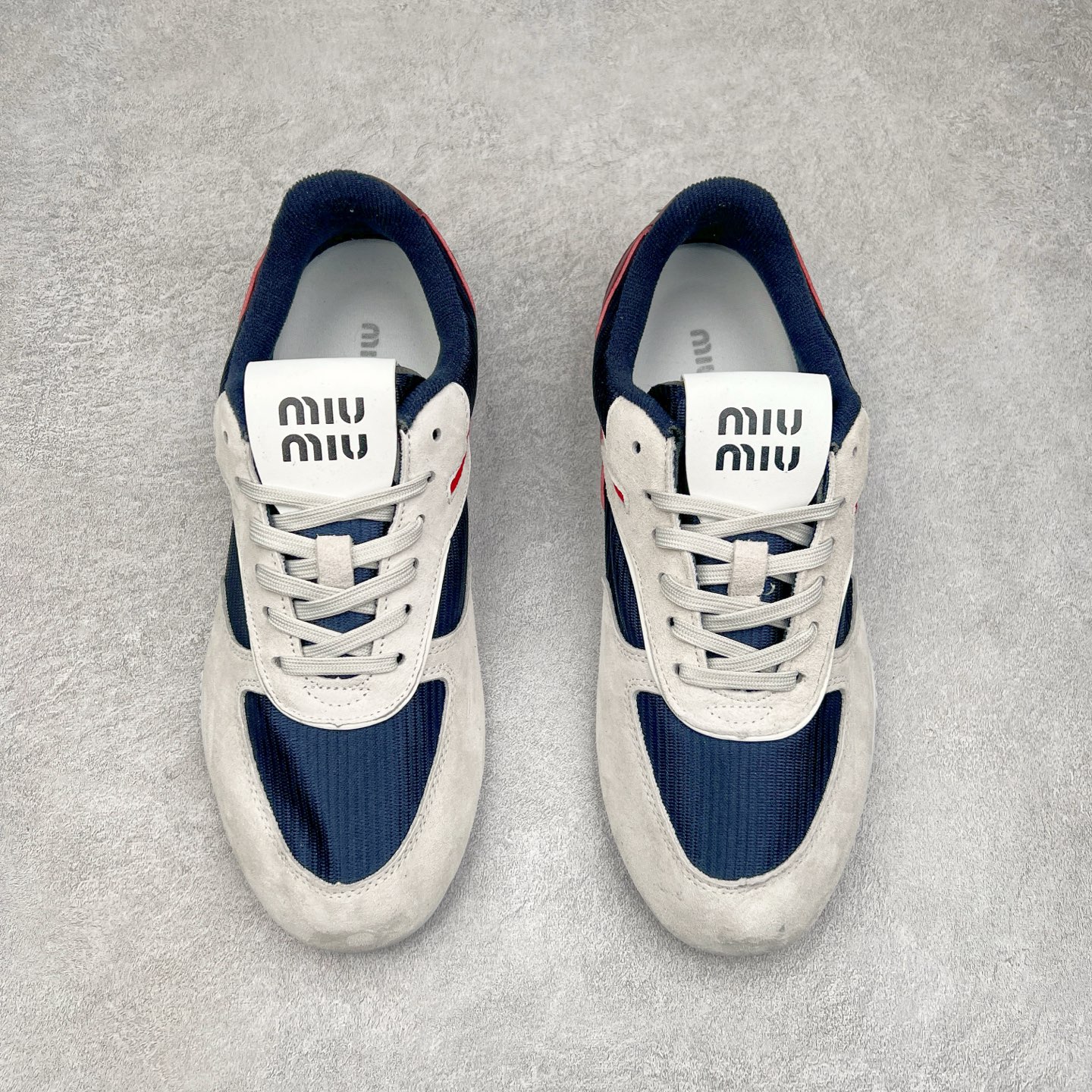 图片[2]-MiuMiu x New Balance 530 SL NB新百伦缪缪联名系列低帮经典复古休闲运动慢跑鞋 近几年运动品牌与各大潮流品牌不断推出联名产品，在球鞋圈拥有极高的热度。此外，奢侈品牌和运动品牌联名也早已非新鲜事，继 Dior 和 Jordan Brand 以及 Prada 和 adidas 合作后。近日，Miu Miu与New Balance的合作基本已经成为定番，每年都会上新，而近期的最新联名也已经正式曝光，预计会在24年春夏面世！相比之前两次使用的574，这次Miu Miu带来了全新风格。采用了全新型号MR530进行设计，继续使用复古的旧化效果和去年就被带火的美拉德配色打造。Miu Miu作为千禧文化的重要推手，这次也是直接挑选了New Balance 2000年代时发布的健身跑鞋MR530。整体做旧效果非常明显，甚至有些二手鞋的感觉，多少是有点瘦巴黎世家影响了……配色方面将会推出米色和棕色两种颜色可供选择，整体覆盖了做旧麂皮，鞋舌和鞋垫和之前一致，有Miu Miu的Logo，同时搭配皮革和棉质双鞋带组成。尺码：35.5 36 37 37.5 38 38.5 39.5 40 40.5 41.5 42 42.5 43.5 44 45-选品中心