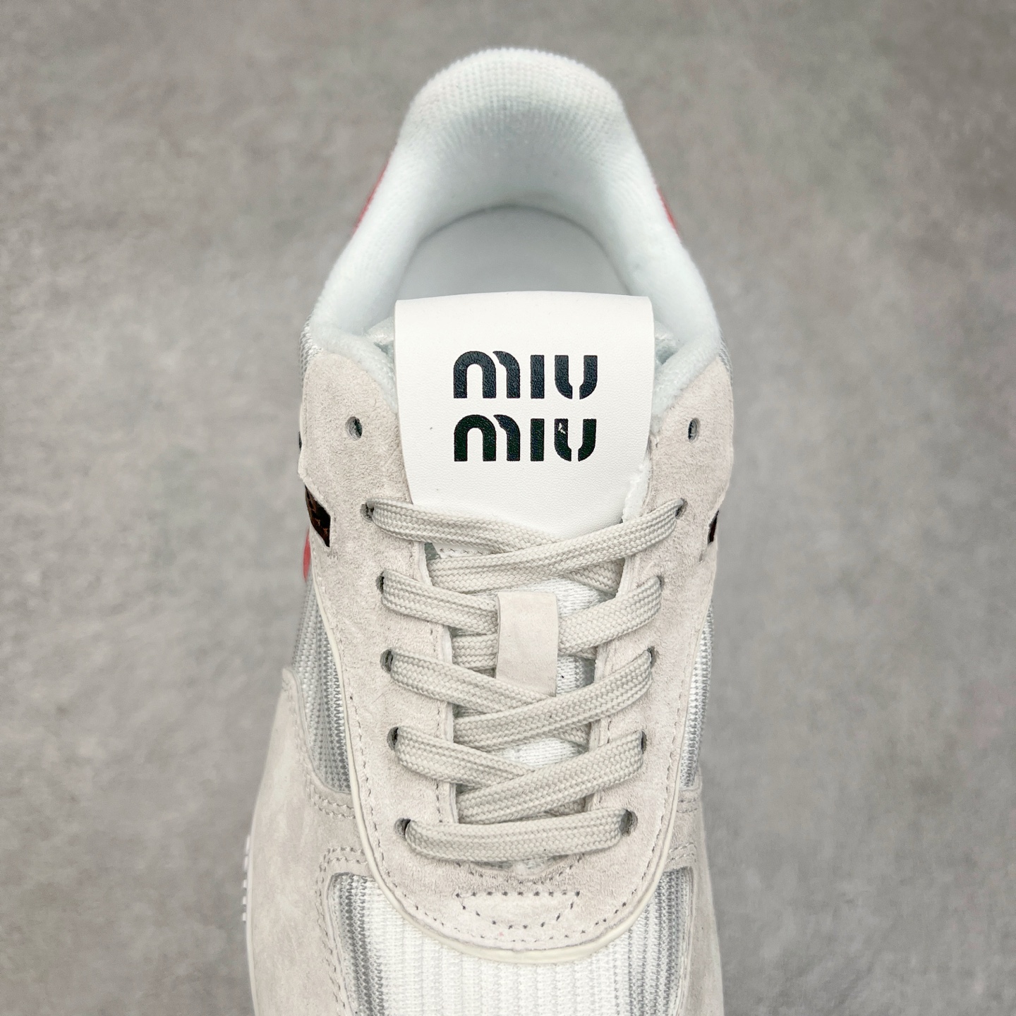 图片[5]-MiuMiu x New Balance 530 SL NB新百伦缪缪联名系列低帮经典复古休闲运动慢跑鞋 近几年运动品牌与各大潮流品牌不断推出联名产品，在球鞋圈拥有极高的热度。此外，奢侈品牌和运动品牌联名也早已非新鲜事，继 Dior 和 Jordan Brand 以及 Prada 和 adidas 合作后。近日，Miu Miu与New Balance的合作基本已经成为定番，每年都会上新，而近期的最新联名也已经正式曝光，预计会在24年春夏面世！相比之前两次使用的574，这次Miu Miu带来了全新风格。采用了全新型号MR530进行设计，继续使用复古的旧化效果和去年就被带火的美拉德配色打造。Miu Miu作为千禧文化的重要推手，这次也是直接挑选了New Balance 2000年代时发布的健身跑鞋MR530。整体做旧效果非常明显，甚至有些二手鞋的感觉，多少是有点瘦巴黎世家影响了……配色方面将会推出米色和棕色两种颜色可供选择，整体覆盖了做旧麂皮，鞋舌和鞋垫和之前一致，有Miu Miu的Logo，同时搭配皮革和棉质双鞋带组成。尺码：35.5 36 37 37.5 38 38.5 39.5 40 40.5 41.5 42 42.5 43.5 44 45-选品中心