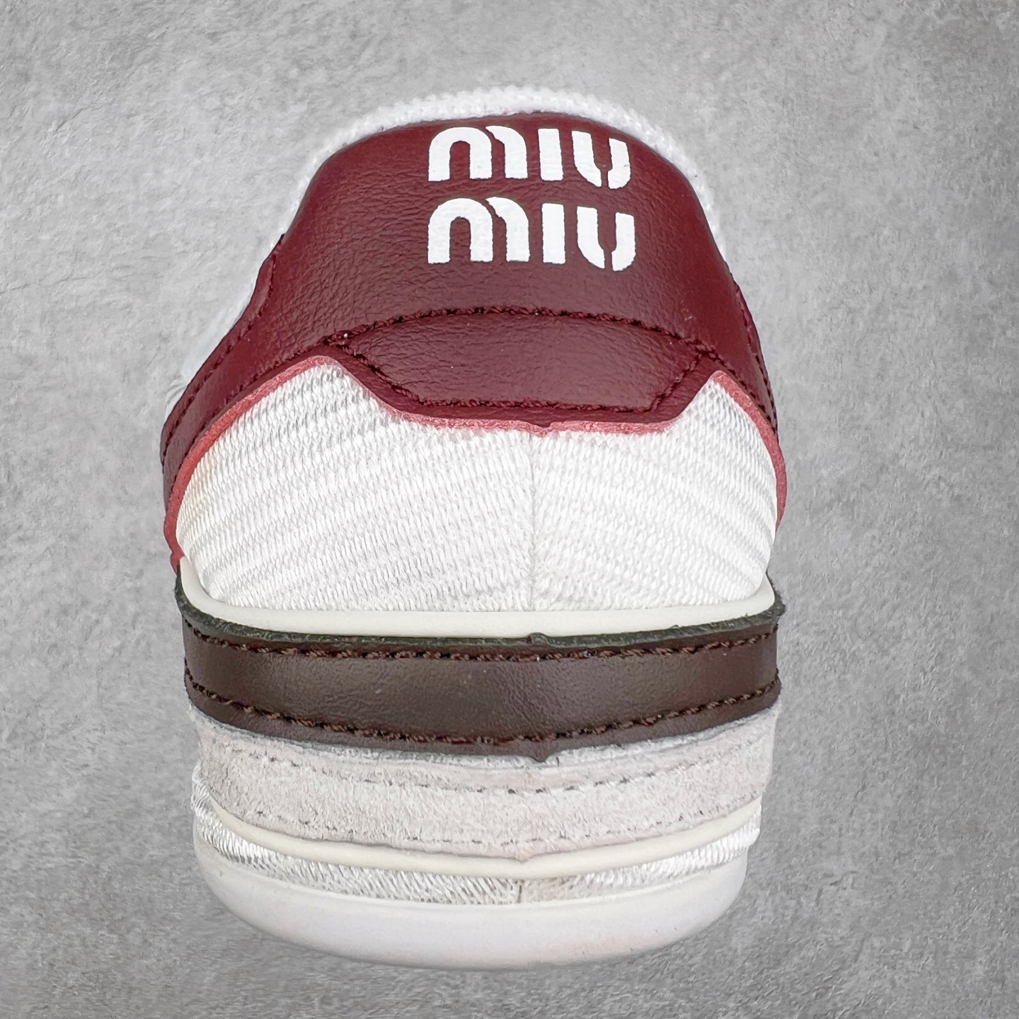 图片[8]-MiuMiu x New Balance 530 SL NB新百伦缪缪联名系列低帮经典复古休闲运动慢跑鞋 近几年运动品牌与各大潮流品牌不断推出联名产品，在球鞋圈拥有极高的热度。此外，奢侈品牌和运动品牌联名也早已非新鲜事，继 Dior 和 Jordan Brand 以及 Prada 和 adidas 合作后。近日，Miu Miu与New Balance的合作基本已经成为定番，每年都会上新，而近期的最新联名也已经正式曝光，预计会在24年春夏面世！相比之前两次使用的574，这次Miu Miu带来了全新风格。采用了全新型号MR530进行设计，继续使用复古的旧化效果和去年就被带火的美拉德配色打造。Miu Miu作为千禧文化的重要推手，这次也是直接挑选了New Balance 2000年代时发布的健身跑鞋MR530。整体做旧效果非常明显，甚至有些二手鞋的感觉，多少是有点瘦巴黎世家影响了……配色方面将会推出米色和棕色两种颜色可供选择，整体覆盖了做旧麂皮，鞋舌和鞋垫和之前一致，有Miu Miu的Logo，同时搭配皮革和棉质双鞋带组成。尺码：35.5 36 37 37.5 38 38.5 39.5 40 40.5 41.5 42 42.5 43.5 44 45-选品中心