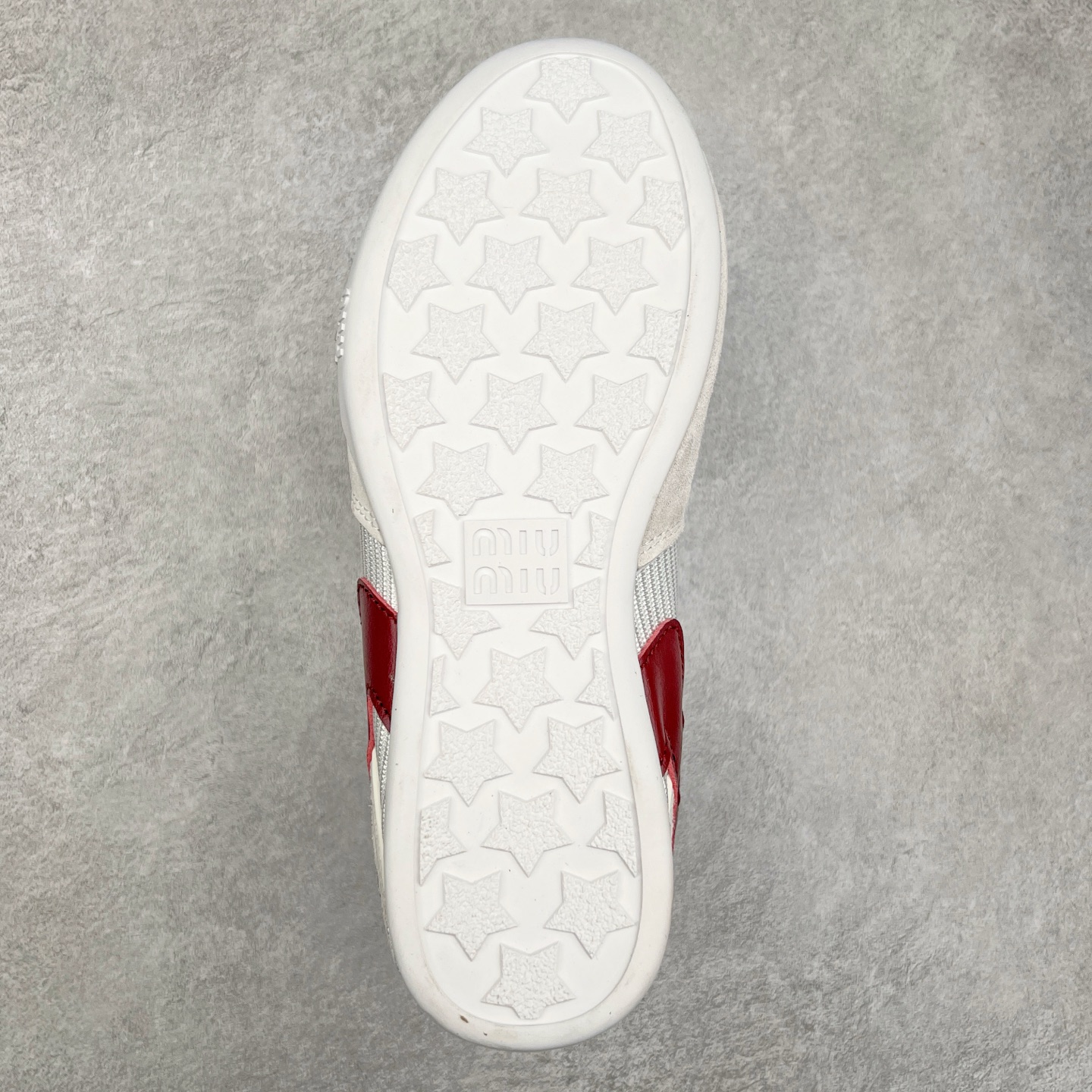 图片[9]-MiuMiu x New Balance 530 SL NB新百伦缪缪联名系列低帮经典复古休闲运动慢跑鞋 近几年运动品牌与各大潮流品牌不断推出联名产品，在球鞋圈拥有极高的热度。此外，奢侈品牌和运动品牌联名也早已非新鲜事，继 Dior 和 Jordan Brand 以及 Prada 和 adidas 合作后。近日，Miu Miu与New Balance的合作基本已经成为定番，每年都会上新，而近期的最新联名也已经正式曝光，预计会在24年春夏面世！相比之前两次使用的574，这次Miu Miu带来了全新风格。采用了全新型号MR530进行设计，继续使用复古的旧化效果和去年就被带火的美拉德配色打造。Miu Miu作为千禧文化的重要推手，这次也是直接挑选了New Balance 2000年代时发布的健身跑鞋MR530。整体做旧效果非常明显，甚至有些二手鞋的感觉，多少是有点瘦巴黎世家影响了……配色方面将会推出米色和棕色两种颜色可供选择，整体覆盖了做旧麂皮，鞋舌和鞋垫和之前一致，有Miu Miu的Logo，同时搭配皮革和棉质双鞋带组成。尺码：35.5 36 37 37.5 38 38.5 39.5 40 40.5 41.5 42 42.5 43.5 44 45-选品中心