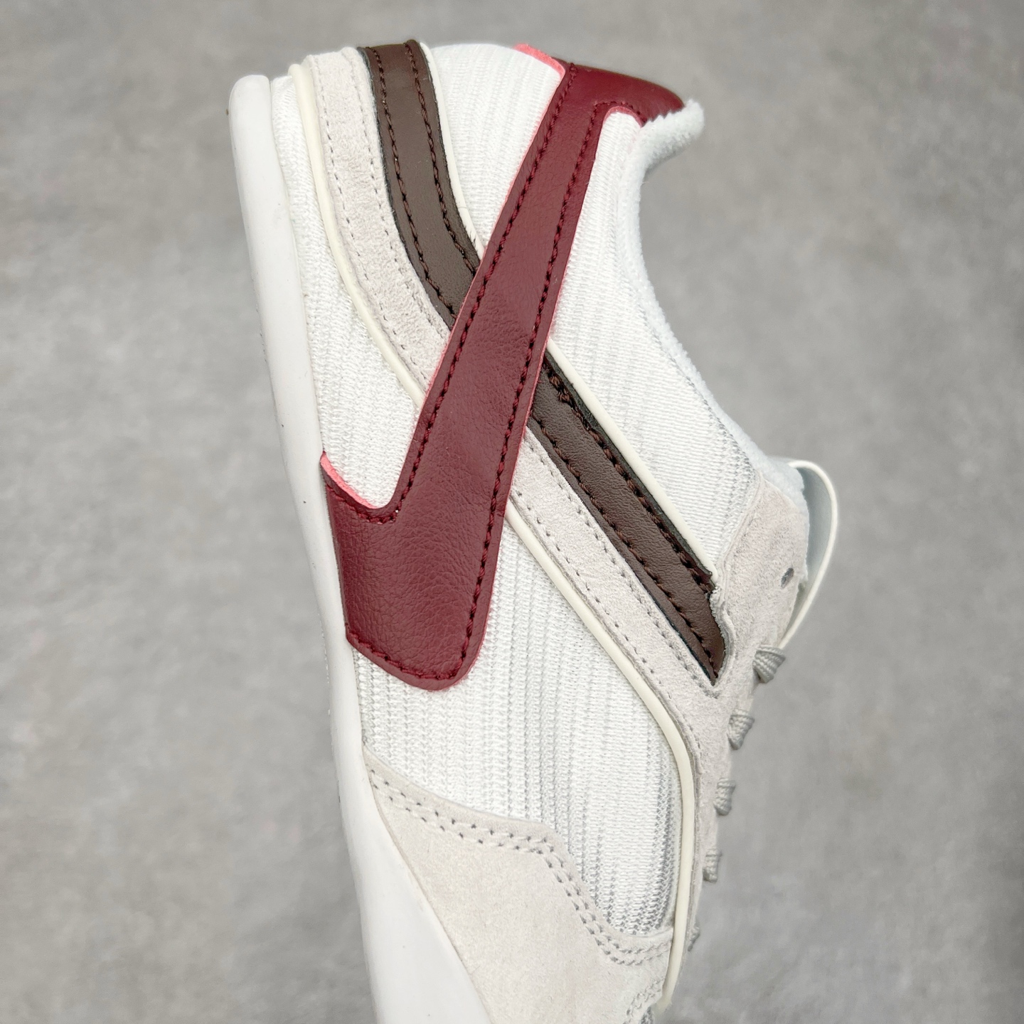 图片[6]-MiuMiu x New Balance 530 SL NB新百伦缪缪联名系列低帮经典复古休闲运动慢跑鞋 近几年运动品牌与各大潮流品牌不断推出联名产品，在球鞋圈拥有极高的热度。此外，奢侈品牌和运动品牌联名也早已非新鲜事，继 Dior 和 Jordan Brand 以及 Prada 和 adidas 合作后。近日，Miu Miu与New Balance的合作基本已经成为定番，每年都会上新，而近期的最新联名也已经正式曝光，预计会在24年春夏面世！相比之前两次使用的574，这次Miu Miu带来了全新风格。采用了全新型号MR530进行设计，继续使用复古的旧化效果和去年就被带火的美拉德配色打造。Miu Miu作为千禧文化的重要推手，这次也是直接挑选了New Balance 2000年代时发布的健身跑鞋MR530。整体做旧效果非常明显，甚至有些二手鞋的感觉，多少是有点瘦巴黎世家影响了……配色方面将会推出米色和棕色两种颜色可供选择，整体覆盖了做旧麂皮，鞋舌和鞋垫和之前一致，有Miu Miu的Logo，同时搭配皮革和棉质双鞋带组成。尺码：35.5 36 37 37.5 38 38.5 39.5 40 40.5 41.5 42 42.5 43.5 44 45-选品中心