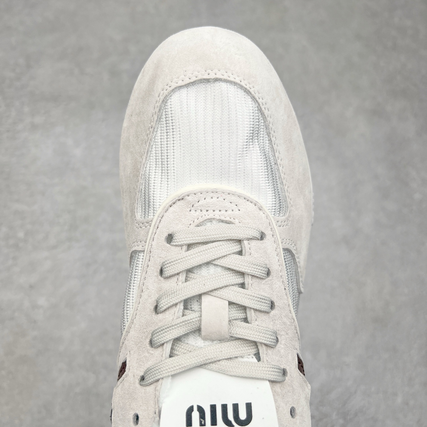 图片[4]-MiuMiu x New Balance 530 SL NB新百伦缪缪联名系列低帮经典复古休闲运动慢跑鞋 近几年运动品牌与各大潮流品牌不断推出联名产品，在球鞋圈拥有极高的热度。此外，奢侈品牌和运动品牌联名也早已非新鲜事，继 Dior 和 Jordan Brand 以及 Prada 和 adidas 合作后。近日，Miu Miu与New Balance的合作基本已经成为定番，每年都会上新，而近期的最新联名也已经正式曝光，预计会在24年春夏面世！相比之前两次使用的574，这次Miu Miu带来了全新风格。采用了全新型号MR530进行设计，继续使用复古的旧化效果和去年就被带火的美拉德配色打造。Miu Miu作为千禧文化的重要推手，这次也是直接挑选了New Balance 2000年代时发布的健身跑鞋MR530。整体做旧效果非常明显，甚至有些二手鞋的感觉，多少是有点瘦巴黎世家影响了……配色方面将会推出米色和棕色两种颜色可供选择，整体覆盖了做旧麂皮，鞋舌和鞋垫和之前一致，有Miu Miu的Logo，同时搭配皮革和棉质双鞋带组成。尺码：35.5 36 37 37.5 38 38.5 39.5 40 40.5 41.5 42 42.5 43.5 44 45-选品中心