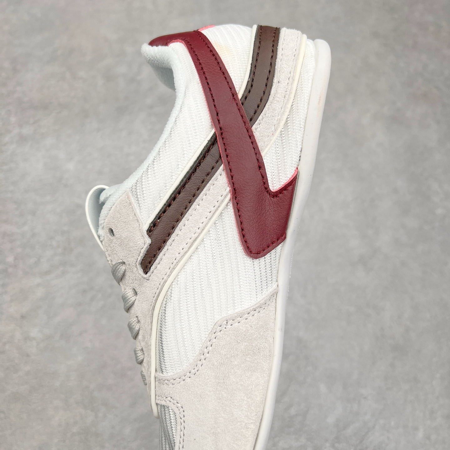 图片[7]-MiuMiu x New Balance 530 SL NB新百伦缪缪联名系列低帮经典复古休闲运动慢跑鞋 近几年运动品牌与各大潮流品牌不断推出联名产品，在球鞋圈拥有极高的热度。此外，奢侈品牌和运动品牌联名也早已非新鲜事，继 Dior 和 Jordan Brand 以及 Prada 和 adidas 合作后。近日，Miu Miu与New Balance的合作基本已经成为定番，每年都会上新，而近期的最新联名也已经正式曝光，预计会在24年春夏面世！相比之前两次使用的574，这次Miu Miu带来了全新风格。采用了全新型号MR530进行设计，继续使用复古的旧化效果和去年就被带火的美拉德配色打造。Miu Miu作为千禧文化的重要推手，这次也是直接挑选了New Balance 2000年代时发布的健身跑鞋MR530。整体做旧效果非常明显，甚至有些二手鞋的感觉，多少是有点瘦巴黎世家影响了……配色方面将会推出米色和棕色两种颜色可供选择，整体覆盖了做旧麂皮，鞋舌和鞋垫和之前一致，有Miu Miu的Logo，同时搭配皮革和棉质双鞋带组成。尺码：35.5 36 37 37.5 38 38.5 39.5 40 40.5 41.5 42 42.5 43.5 44 45-选品中心