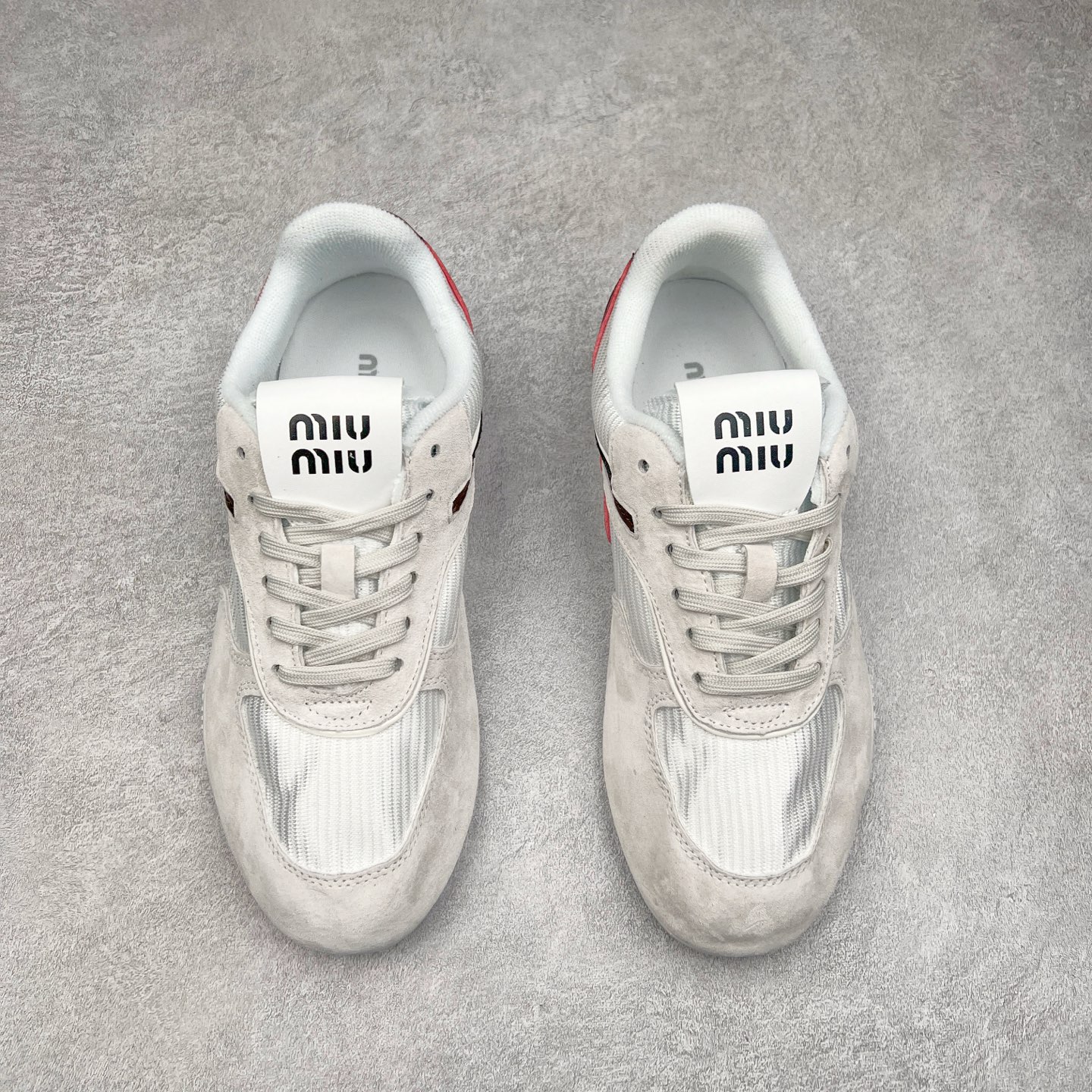 图片[2]-MiuMiu x New Balance 530 SL NB新百伦缪缪联名系列低帮经典复古休闲运动慢跑鞋 近几年运动品牌与各大潮流品牌不断推出联名产品，在球鞋圈拥有极高的热度。此外，奢侈品牌和运动品牌联名也早已非新鲜事，继 Dior 和 Jordan Brand 以及 Prada 和 adidas 合作后。近日，Miu Miu与New Balance的合作基本已经成为定番，每年都会上新，而近期的最新联名也已经正式曝光，预计会在24年春夏面世！相比之前两次使用的574，这次Miu Miu带来了全新风格。采用了全新型号MR530进行设计，继续使用复古的旧化效果和去年就被带火的美拉德配色打造。Miu Miu作为千禧文化的重要推手，这次也是直接挑选了New Balance 2000年代时发布的健身跑鞋MR530。整体做旧效果非常明显，甚至有些二手鞋的感觉，多少是有点瘦巴黎世家影响了……配色方面将会推出米色和棕色两种颜色可供选择，整体覆盖了做旧麂皮，鞋舌和鞋垫和之前一致，有Miu Miu的Logo，同时搭配皮革和棉质双鞋带组成。尺码：35.5 36 37 37.5 38 38.5 39.5 40 40.5 41.5 42 42.5 43.5 44 45-选品中心