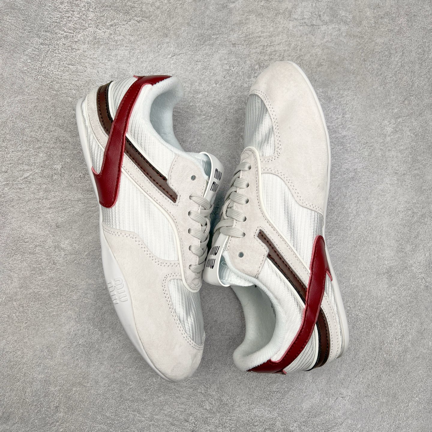 图片[3]-MiuMiu x New Balance 530 SL NB新百伦缪缪联名系列低帮经典复古休闲运动慢跑鞋 近几年运动品牌与各大潮流品牌不断推出联名产品，在球鞋圈拥有极高的热度。此外，奢侈品牌和运动品牌联名也早已非新鲜事，继 Dior 和 Jordan Brand 以及 Prada 和 adidas 合作后。近日，Miu Miu与New Balance的合作基本已经成为定番，每年都会上新，而近期的最新联名也已经正式曝光，预计会在24年春夏面世！相比之前两次使用的574，这次Miu Miu带来了全新风格。采用了全新型号MR530进行设计，继续使用复古的旧化效果和去年就被带火的美拉德配色打造。Miu Miu作为千禧文化的重要推手，这次也是直接挑选了New Balance 2000年代时发布的健身跑鞋MR530。整体做旧效果非常明显，甚至有些二手鞋的感觉，多少是有点瘦巴黎世家影响了……配色方面将会推出米色和棕色两种颜色可供选择，整体覆盖了做旧麂皮，鞋舌和鞋垫和之前一致，有Miu Miu的Logo，同时搭配皮革和棉质双鞋带组成。尺码：35.5 36 37 37.5 38 38.5 39.5 40 40.5 41.5 42 42.5 43.5 44 45-选品中心