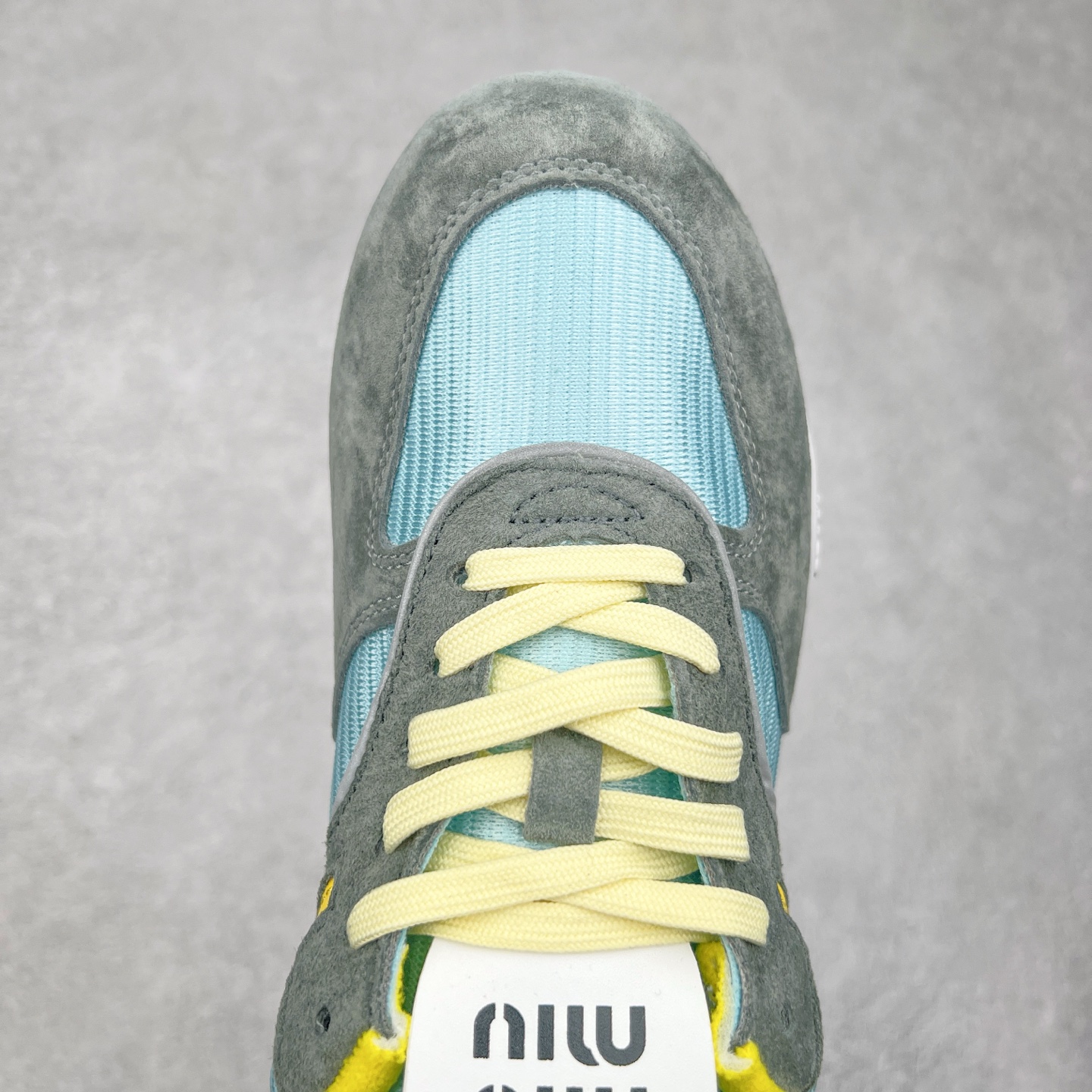 图片[4]-MiuMiu x New Balance 530 SL NB新百伦缪缪联名系列低帮经典复古休闲运动慢跑鞋 近几年运动品牌与各大潮流品牌不断推出联名产品，在球鞋圈拥有极高的热度。此外，奢侈品牌和运动品牌联名也早已非新鲜事，继 Dior 和 Jordan Brand 以及 Prada 和 adidas 合作后。近日，Miu Miu与New Balance的合作基本已经成为定番，每年都会上新，而近期的最新联名也已经正式曝光，预计会在24年春夏面世！相比之前两次使用的574，这次Miu Miu带来了全新风格。采用了全新型号MR530进行设计，继续使用复古的旧化效果和去年就被带火的美拉德配色打造。Miu Miu作为千禧文化的重要推手，这次也是直接挑选了New Balance 2000年代时发布的健身跑鞋MR530。整体做旧效果非常明显，甚至有些二手鞋的感觉，多少是有点瘦巴黎世家影响了……配色方面将会推出米色和棕色两种颜色可供选择，整体覆盖了做旧麂皮，鞋舌和鞋垫和之前一致，有Miu Miu的Logo，同时搭配皮革和棉质双鞋带组成。尺码：35.5 36 37 37.5 38 38.5 39.5 40 40.5 41.5 42 42.5 43.5 44 45-选品中心