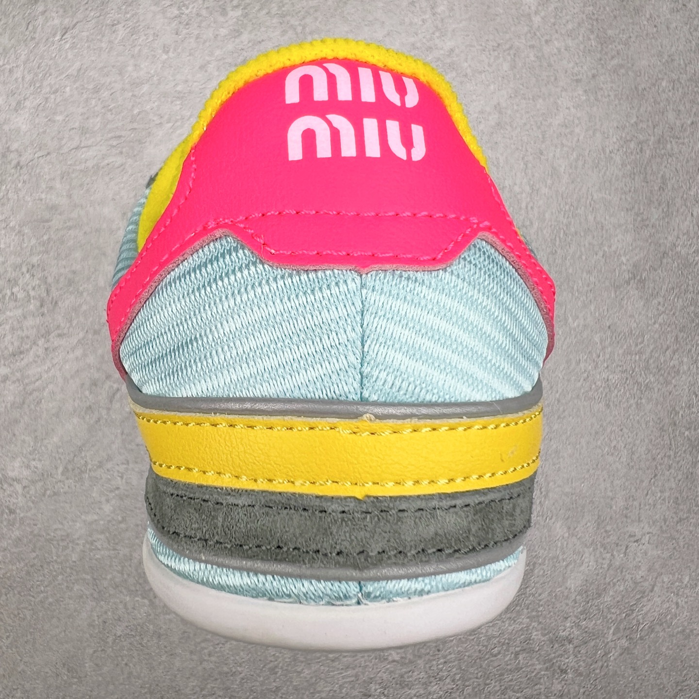 图片[8]-MiuMiu x New Balance 530 SL NB新百伦缪缪联名系列低帮经典复古休闲运动慢跑鞋 近几年运动品牌与各大潮流品牌不断推出联名产品，在球鞋圈拥有极高的热度。此外，奢侈品牌和运动品牌联名也早已非新鲜事，继 Dior 和 Jordan Brand 以及 Prada 和 adidas 合作后。近日，Miu Miu与New Balance的合作基本已经成为定番，每年都会上新，而近期的最新联名也已经正式曝光，预计会在24年春夏面世！相比之前两次使用的574，这次Miu Miu带来了全新风格。采用了全新型号MR530进行设计，继续使用复古的旧化效果和去年就被带火的美拉德配色打造。Miu Miu作为千禧文化的重要推手，这次也是直接挑选了New Balance 2000年代时发布的健身跑鞋MR530。整体做旧效果非常明显，甚至有些二手鞋的感觉，多少是有点瘦巴黎世家影响了……配色方面将会推出米色和棕色两种颜色可供选择，整体覆盖了做旧麂皮，鞋舌和鞋垫和之前一致，有Miu Miu的Logo，同时搭配皮革和棉质双鞋带组成。尺码：35.5 36 37 37.5 38 38.5 39.5 40 40.5 41.5 42 42.5 43.5 44 45-选品中心