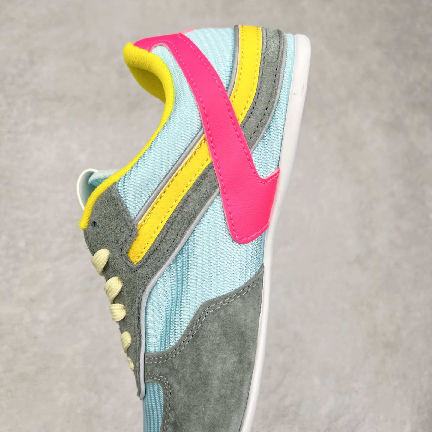 图片[7]-MiuMiu x New Balance 530 SL NB新百伦缪缪联名系列低帮经典复古休闲运动慢跑鞋 近几年运动品牌与各大潮流品牌不断推出联名产品，在球鞋圈拥有极高的热度。此外，奢侈品牌和运动品牌联名也早已非新鲜事，继 Dior 和 Jordan Brand 以及 Prada 和 adidas 合作后。近日，Miu Miu与New Balance的合作基本已经成为定番，每年都会上新，而近期的最新联名也已经正式曝光，预计会在24年春夏面世！相比之前两次使用的574，这次Miu Miu带来了全新风格。采用了全新型号MR530进行设计，继续使用复古的旧化效果和去年就被带火的美拉德配色打造。Miu Miu作为千禧文化的重要推手，这次也是直接挑选了New Balance 2000年代时发布的健身跑鞋MR530。整体做旧效果非常明显，甚至有些二手鞋的感觉，多少是有点瘦巴黎世家影响了……配色方面将会推出米色和棕色两种颜色可供选择，整体覆盖了做旧麂皮，鞋舌和鞋垫和之前一致，有Miu Miu的Logo，同时搭配皮革和棉质双鞋带组成。尺码：35.5 36 37 37.5 38 38.5 39.5 40 40.5 41.5 42 42.5 43.5 44 45-选品中心