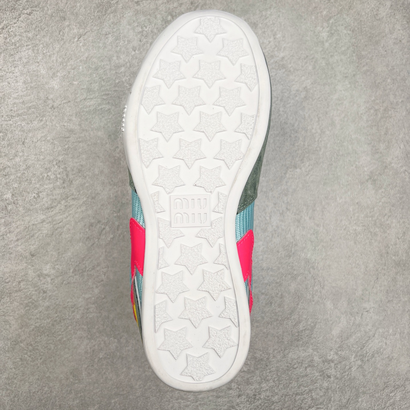 图片[9]-MiuMiu x New Balance 530 SL NB新百伦缪缪联名系列低帮经典复古休闲运动慢跑鞋 近几年运动品牌与各大潮流品牌不断推出联名产品，在球鞋圈拥有极高的热度。此外，奢侈品牌和运动品牌联名也早已非新鲜事，继 Dior 和 Jordan Brand 以及 Prada 和 adidas 合作后。近日，Miu Miu与New Balance的合作基本已经成为定番，每年都会上新，而近期的最新联名也已经正式曝光，预计会在24年春夏面世！相比之前两次使用的574，这次Miu Miu带来了全新风格。采用了全新型号MR530进行设计，继续使用复古的旧化效果和去年就被带火的美拉德配色打造。Miu Miu作为千禧文化的重要推手，这次也是直接挑选了New Balance 2000年代时发布的健身跑鞋MR530。整体做旧效果非常明显，甚至有些二手鞋的感觉，多少是有点瘦巴黎世家影响了……配色方面将会推出米色和棕色两种颜色可供选择，整体覆盖了做旧麂皮，鞋舌和鞋垫和之前一致，有Miu Miu的Logo，同时搭配皮革和棉质双鞋带组成。尺码：35.5 36 37 37.5 38 38.5 39.5 40 40.5 41.5 42 42.5 43.5 44 45-选品中心