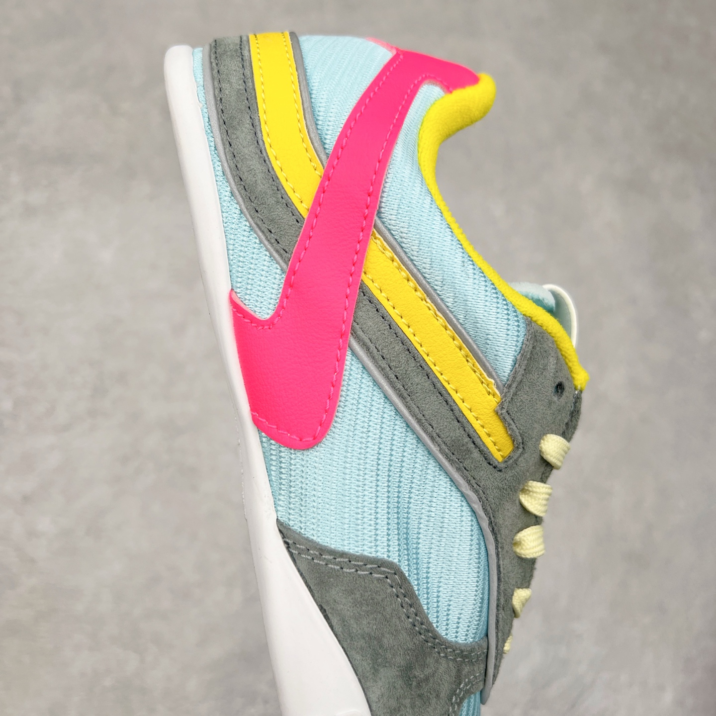 图片[6]-MiuMiu x New Balance 530 SL NB新百伦缪缪联名系列低帮经典复古休闲运动慢跑鞋 近几年运动品牌与各大潮流品牌不断推出联名产品，在球鞋圈拥有极高的热度。此外，奢侈品牌和运动品牌联名也早已非新鲜事，继 Dior 和 Jordan Brand 以及 Prada 和 adidas 合作后。近日，Miu Miu与New Balance的合作基本已经成为定番，每年都会上新，而近期的最新联名也已经正式曝光，预计会在24年春夏面世！相比之前两次使用的574，这次Miu Miu带来了全新风格。采用了全新型号MR530进行设计，继续使用复古的旧化效果和去年就被带火的美拉德配色打造。Miu Miu作为千禧文化的重要推手，这次也是直接挑选了New Balance 2000年代时发布的健身跑鞋MR530。整体做旧效果非常明显，甚至有些二手鞋的感觉，多少是有点瘦巴黎世家影响了……配色方面将会推出米色和棕色两种颜色可供选择，整体覆盖了做旧麂皮，鞋舌和鞋垫和之前一致，有Miu Miu的Logo，同时搭配皮革和棉质双鞋带组成。尺码：35.5 36 37 37.5 38 38.5 39.5 40 40.5 41.5 42 42.5 43.5 44 45-选品中心