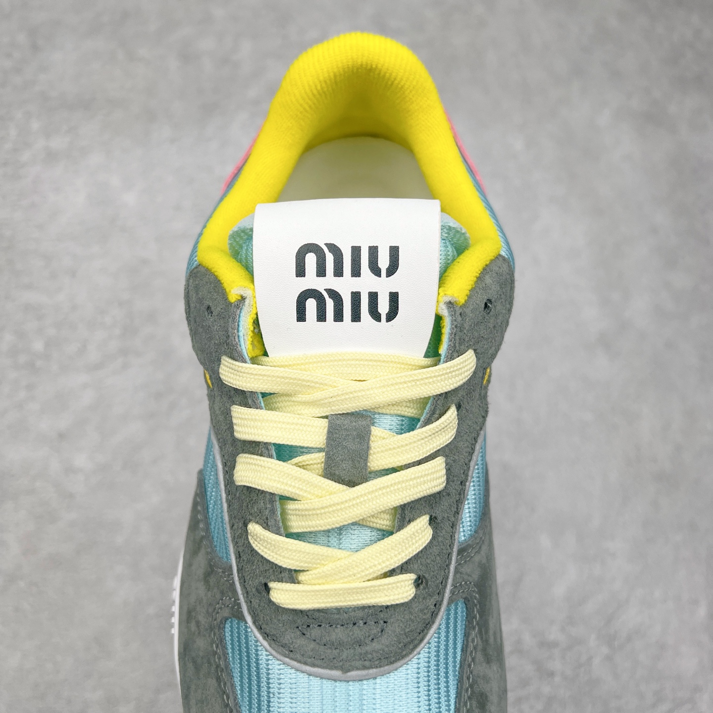 图片[5]-MiuMiu x New Balance 530 SL NB新百伦缪缪联名系列低帮经典复古休闲运动慢跑鞋 近几年运动品牌与各大潮流品牌不断推出联名产品，在球鞋圈拥有极高的热度。此外，奢侈品牌和运动品牌联名也早已非新鲜事，继 Dior 和 Jordan Brand 以及 Prada 和 adidas 合作后。近日，Miu Miu与New Balance的合作基本已经成为定番，每年都会上新，而近期的最新联名也已经正式曝光，预计会在24年春夏面世！相比之前两次使用的574，这次Miu Miu带来了全新风格。采用了全新型号MR530进行设计，继续使用复古的旧化效果和去年就被带火的美拉德配色打造。Miu Miu作为千禧文化的重要推手，这次也是直接挑选了New Balance 2000年代时发布的健身跑鞋MR530。整体做旧效果非常明显，甚至有些二手鞋的感觉，多少是有点瘦巴黎世家影响了……配色方面将会推出米色和棕色两种颜色可供选择，整体覆盖了做旧麂皮，鞋舌和鞋垫和之前一致，有Miu Miu的Logo，同时搭配皮革和棉质双鞋带组成。尺码：35.5 36 37 37.5 38 38.5 39.5 40 40.5 41.5 42 42.5 43.5 44 45-选品中心
