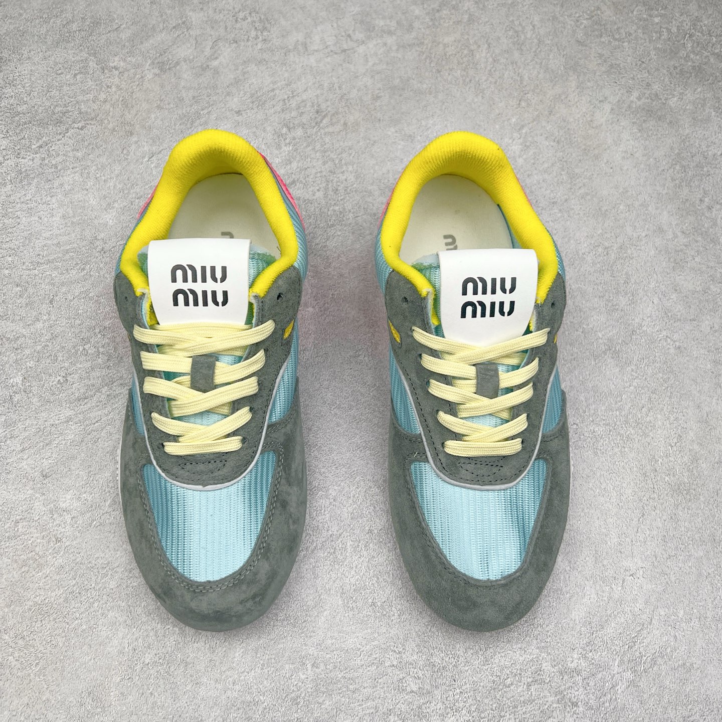 图片[2]-MiuMiu x New Balance 530 SL NB新百伦缪缪联名系列低帮经典复古休闲运动慢跑鞋 近几年运动品牌与各大潮流品牌不断推出联名产品，在球鞋圈拥有极高的热度。此外，奢侈品牌和运动品牌联名也早已非新鲜事，继 Dior 和 Jordan Brand 以及 Prada 和 adidas 合作后。近日，Miu Miu与New Balance的合作基本已经成为定番，每年都会上新，而近期的最新联名也已经正式曝光，预计会在24年春夏面世！相比之前两次使用的574，这次Miu Miu带来了全新风格。采用了全新型号MR530进行设计，继续使用复古的旧化效果和去年就被带火的美拉德配色打造。Miu Miu作为千禧文化的重要推手，这次也是直接挑选了New Balance 2000年代时发布的健身跑鞋MR530。整体做旧效果非常明显，甚至有些二手鞋的感觉，多少是有点瘦巴黎世家影响了……配色方面将会推出米色和棕色两种颜色可供选择，整体覆盖了做旧麂皮，鞋舌和鞋垫和之前一致，有Miu Miu的Logo，同时搭配皮革和棉质双鞋带组成。尺码：35.5 36 37 37.5 38 38.5 39.5 40 40.5 41.5 42 42.5 43.5 44 45-选品中心