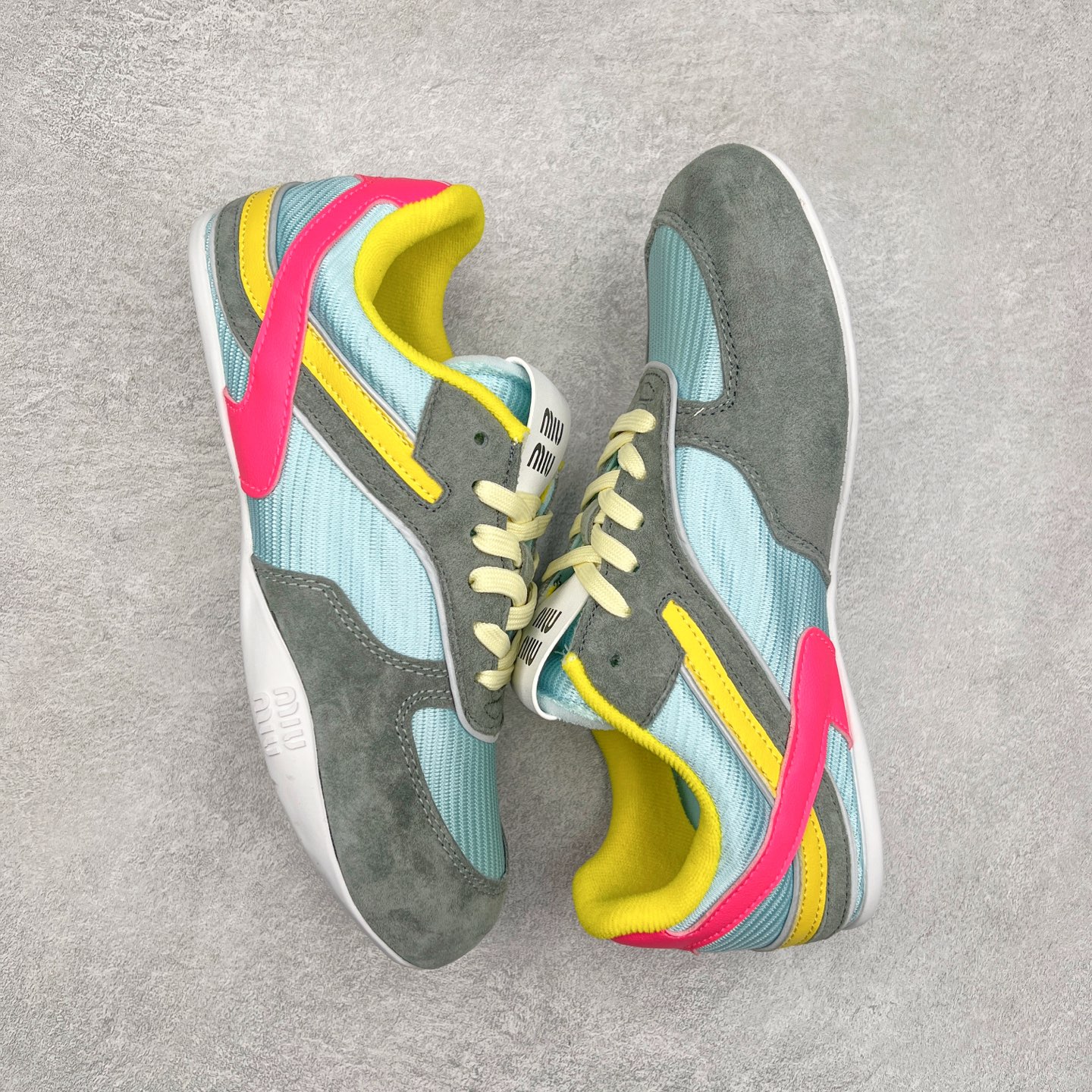 图片[3]-MiuMiu x New Balance 530 SL NB新百伦缪缪联名系列低帮经典复古休闲运动慢跑鞋 近几年运动品牌与各大潮流品牌不断推出联名产品，在球鞋圈拥有极高的热度。此外，奢侈品牌和运动品牌联名也早已非新鲜事，继 Dior 和 Jordan Brand 以及 Prada 和 adidas 合作后。近日，Miu Miu与New Balance的合作基本已经成为定番，每年都会上新，而近期的最新联名也已经正式曝光，预计会在24年春夏面世！相比之前两次使用的574，这次Miu Miu带来了全新风格。采用了全新型号MR530进行设计，继续使用复古的旧化效果和去年就被带火的美拉德配色打造。Miu Miu作为千禧文化的重要推手，这次也是直接挑选了New Balance 2000年代时发布的健身跑鞋MR530。整体做旧效果非常明显，甚至有些二手鞋的感觉，多少是有点瘦巴黎世家影响了……配色方面将会推出米色和棕色两种颜色可供选择，整体覆盖了做旧麂皮，鞋舌和鞋垫和之前一致，有Miu Miu的Logo，同时搭配皮革和棉质双鞋带组成。尺码：35.5 36 37 37.5 38 38.5 39.5 40 40.5 41.5 42 42.5 43.5 44 45-选品中心