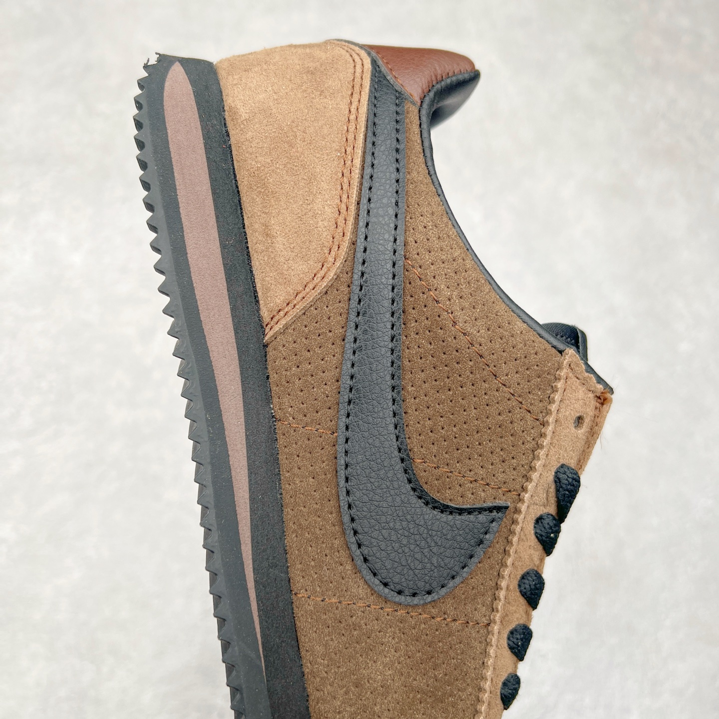 图片[6]-NK Classic Cortez Leather 阿甘复古初代皮革慢跑鞋 实体平台指令订单 全套原纸板楦头开发 原厂数据大底磨具 一比一鞋头弧度高度鞋身弧度 细节品控鞋型随意对比 正确烫金高频细节 公司级标准检验QC 区分市面一切版本 完美复刻阿甘复古鞋型 尺码：35.5 36 36.5 37.5 38 38.5 39 40 40.5 41 42 42.5 43 44 45-选品中心