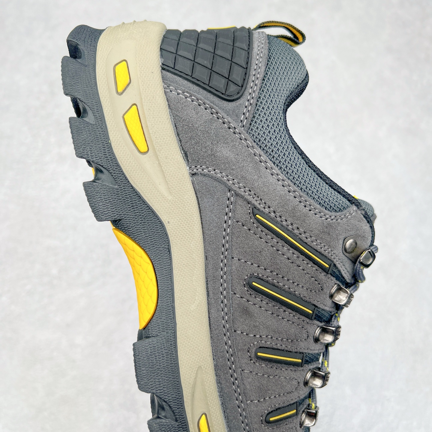 图片[6]-The North Face 北面 乐斯菲斯户外运动休闲登山鞋越野徒步鞋 广东大厂品质 面料采用进口磨砂牛皮 鞋底采用Vibram黄金大底 专门为鞋底设计的橡胶以出色的耐磨性 良好的防滑性或得不少户外运动爱好者的喜欢 专业户外登山品牌（北面）The North Face自1966年创立，由两位热爱登山徒步的年轻登山者于美西旧金山开创，不断透过研发与创新，并且将最先进的技术结合在服装与鞋款设计，生产多种外型帅气且专业能力非常强的户外运动装备而备受欢迎。尺码：40-45（运动鞋码）-选品中心