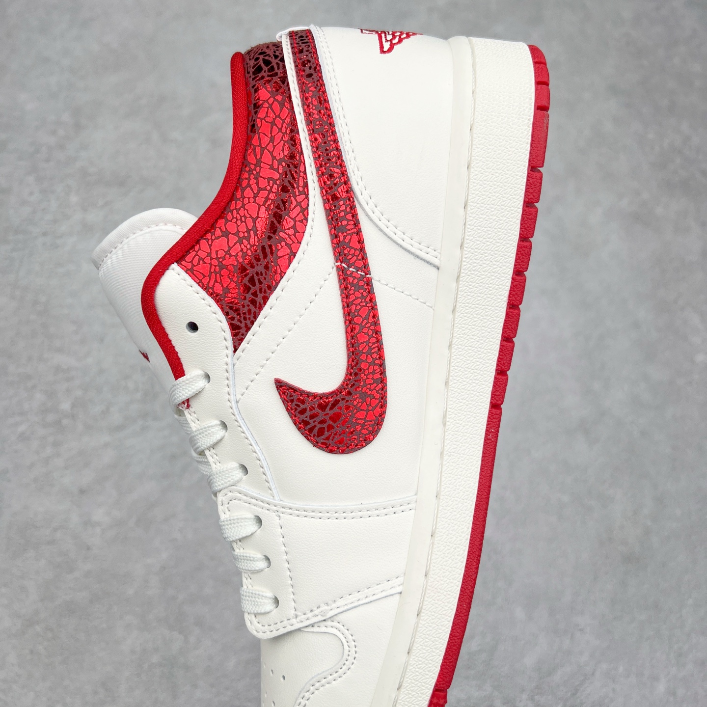 图片[7]-＃K版 Air Jordan AJ1 Low 低帮 白红 HJ9338-106 全新流水线出品 DT版本唯一平替选择 市场第二梯队最强版 全部原鞋开发 原楦原纸板开发 全鞋电脑针车 原厂内置全掌气垫 原盒内在原标 唯一Zp原版鞋带绑法 免检产品 全新2022版型 全头层皮料 完美零毛边处理 原厂配置全掌气垫 价格定位良心 几十个配色陆续出货 尺码：36 36.5 37.5 38 38.5 39 40 40.5 41 42 42.5 43 44 44.5 45 46 47.5-选品中心