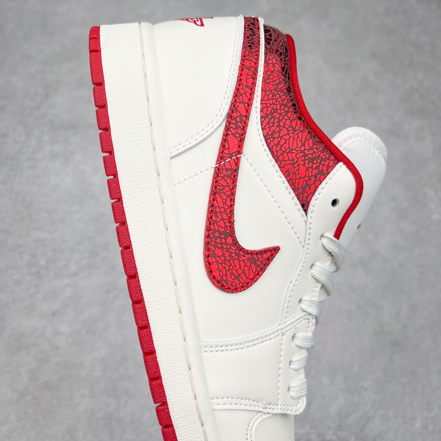 图片[6]-＃K版 Air Jordan AJ1 Low 低帮 白红 HJ9338-106 全新流水线出品 DT版本唯一平替选择 市场第二梯队最强版 全部原鞋开发 原楦原纸板开发 全鞋电脑针车 原厂内置全掌气垫 原盒内在原标 唯一Zp原版鞋带绑法 免检产品 全新2022版型 全头层皮料 完美零毛边处理 原厂配置全掌气垫 价格定位良心 几十个配色陆续出货 尺码：36 36.5 37.5 38 38.5 39 40 40.5 41 42 42.5 43 44 44.5 45 46 47.5-选品中心