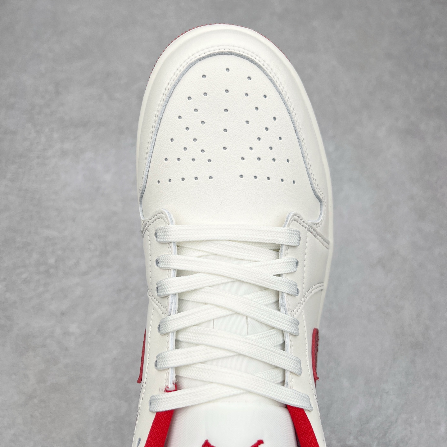 图片[4]-＃K版 Air Jordan AJ1 Low 低帮 白红 HJ9338-106 全新流水线出品 DT版本唯一平替选择 市场第二梯队最强版 全部原鞋开发 原楦原纸板开发 全鞋电脑针车 原厂内置全掌气垫 原盒内在原标 唯一Zp原版鞋带绑法 免检产品 全新2022版型 全头层皮料 完美零毛边处理 原厂配置全掌气垫 价格定位良心 几十个配色陆续出货 尺码：36 36.5 37.5 38 38.5 39 40 40.5 41 42 42.5 43 44 44.5 45 46 47.5-选品中心