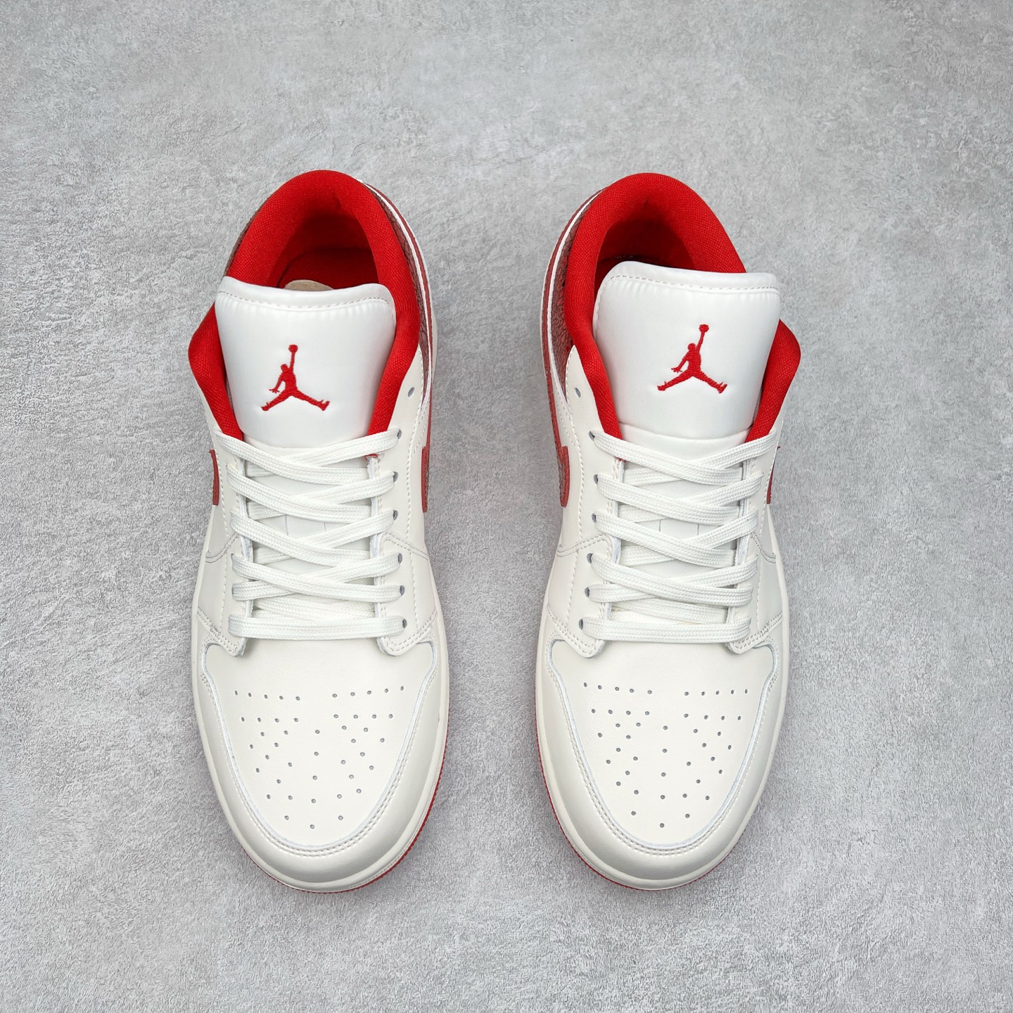 图片[2]-＃K版 Air Jordan AJ1 Low 低帮 白红 HJ9338-106 全新流水线出品 DT版本唯一平替选择 市场第二梯队最强版 全部原鞋开发 原楦原纸板开发 全鞋电脑针车 原厂内置全掌气垫 原盒内在原标 唯一Zp原版鞋带绑法 免检产品 全新2022版型 全头层皮料 完美零毛边处理 原厂配置全掌气垫 价格定位良心 几十个配色陆续出货 尺码：36 36.5 37.5 38 38.5 39 40 40.5 41 42 42.5 43 44 44.5 45 46 47.5-选品中心