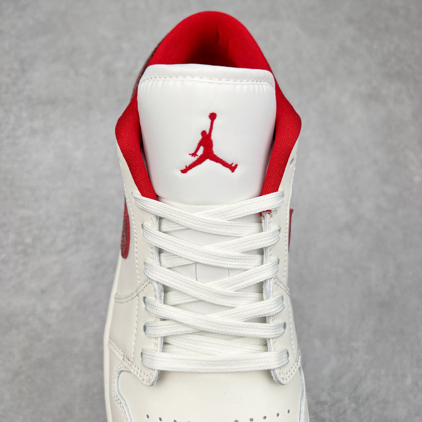 图片[5]-＃K版 Air Jordan AJ1 Low 低帮 白红 HJ9338-106 全新流水线出品 DT版本唯一平替选择 市场第二梯队最强版 全部原鞋开发 原楦原纸板开发 全鞋电脑针车 原厂内置全掌气垫 原盒内在原标 唯一Zp原版鞋带绑法 免检产品 全新2022版型 全头层皮料 完美零毛边处理 原厂配置全掌气垫 价格定位良心 几十个配色陆续出货 尺码：36 36.5 37.5 38 38.5 39 40 40.5 41 42 42.5 43 44 44.5 45 46 47.5-选品中心