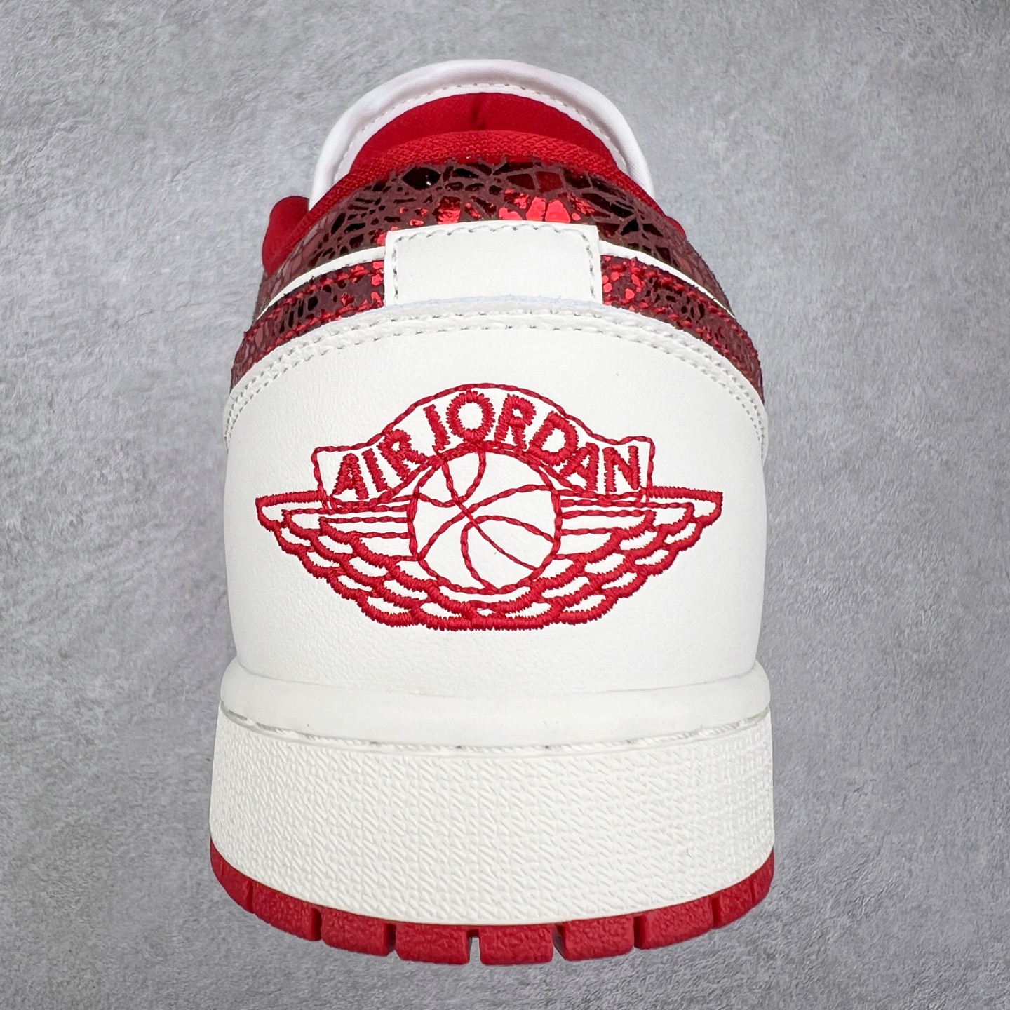 图片[8]-＃K版 Air Jordan AJ1 Low 低帮 白红 HJ9338-106 全新流水线出品 DT版本唯一平替选择 市场第二梯队最强版 全部原鞋开发 原楦原纸板开发 全鞋电脑针车 原厂内置全掌气垫 原盒内在原标 唯一Zp原版鞋带绑法 免检产品 全新2022版型 全头层皮料 完美零毛边处理 原厂配置全掌气垫 价格定位良心 几十个配色陆续出货 尺码：36 36.5 37.5 38 38.5 39 40 40.5 41 42 42.5 43 44 44.5 45 46 47.5-选品中心