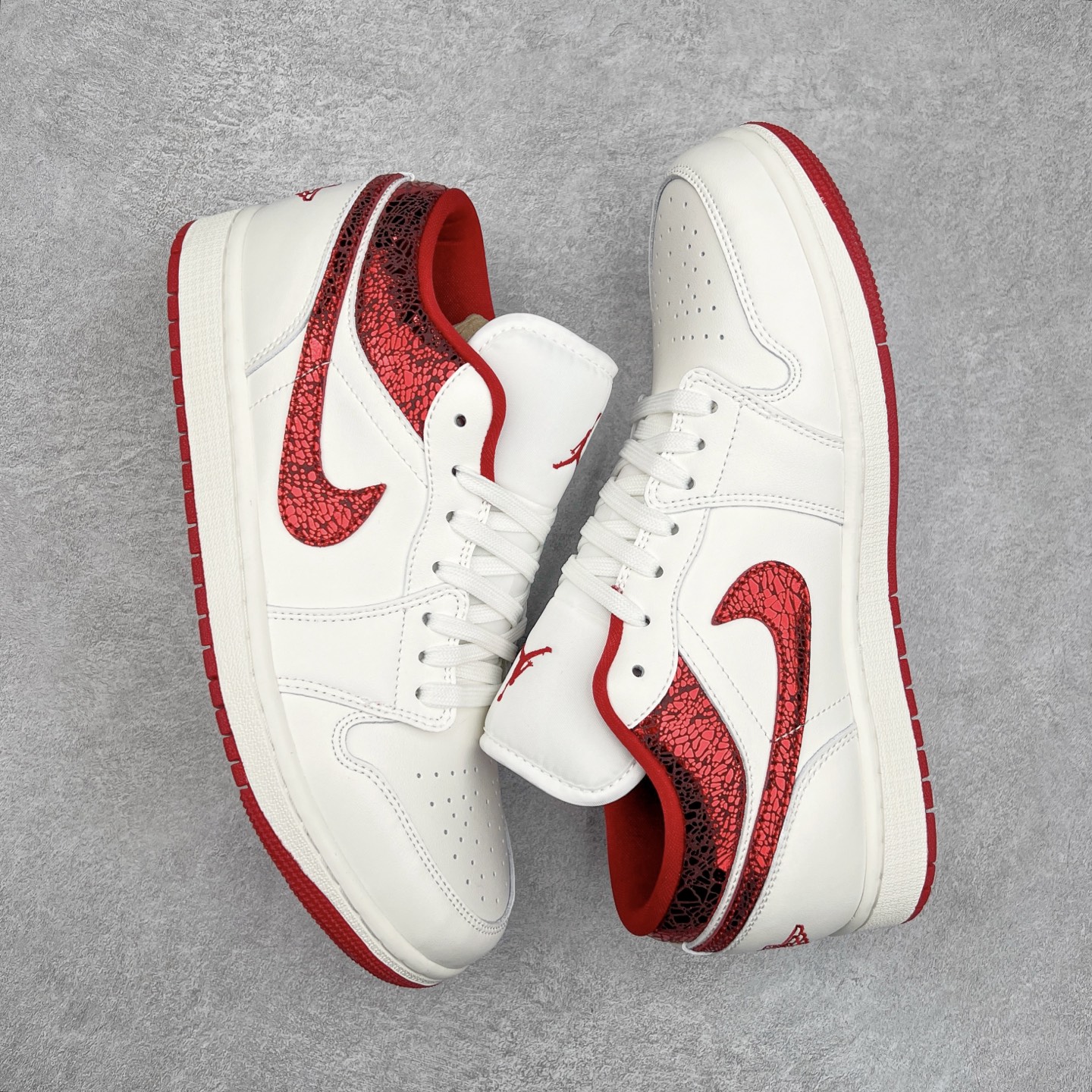 图片[3]-＃K版 Air Jordan AJ1 Low 低帮 白红 HJ9338-106 全新流水线出品 DT版本唯一平替选择 市场第二梯队最强版 全部原鞋开发 原楦原纸板开发 全鞋电脑针车 原厂内置全掌气垫 原盒内在原标 唯一Zp原版鞋带绑法 免检产品 全新2022版型 全头层皮料 完美零毛边处理 原厂配置全掌气垫 价格定位良心 几十个配色陆续出货 尺码：36 36.5 37.5 38 38.5 39 40 40.5 41 42 42.5 43 44 44.5 45 46 47.5-选品中心