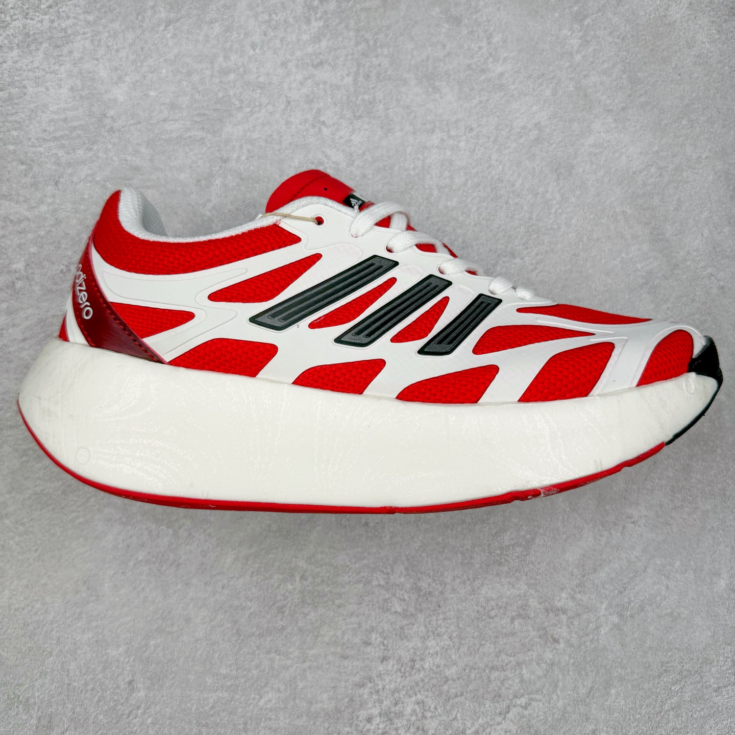 AD Adizero Aruku 全新跑鞋 以永动机为灵感的前卫造型 以及时下流行的厚底设定 让人无比期待 “Aruku” 在日文中是行走的意思 昭示了这是一双定位于大众日常训练或慢跑的鞋款 黑、白、红三色的撞色外观 搭配街头感、现代感十足的鞋面线条勾勒 格外引人注目 搭配丰沛的全新 Swirlfoam 泡棉厚底 虽然不像顶级竞速跑鞋那般极致 但也将日常舒适和时尚颜值平衡到位 尺码：36 36.5 37.5 38 38.5 39 40 40.5 41 42 42.5 43 44 44.5 45-选品中心