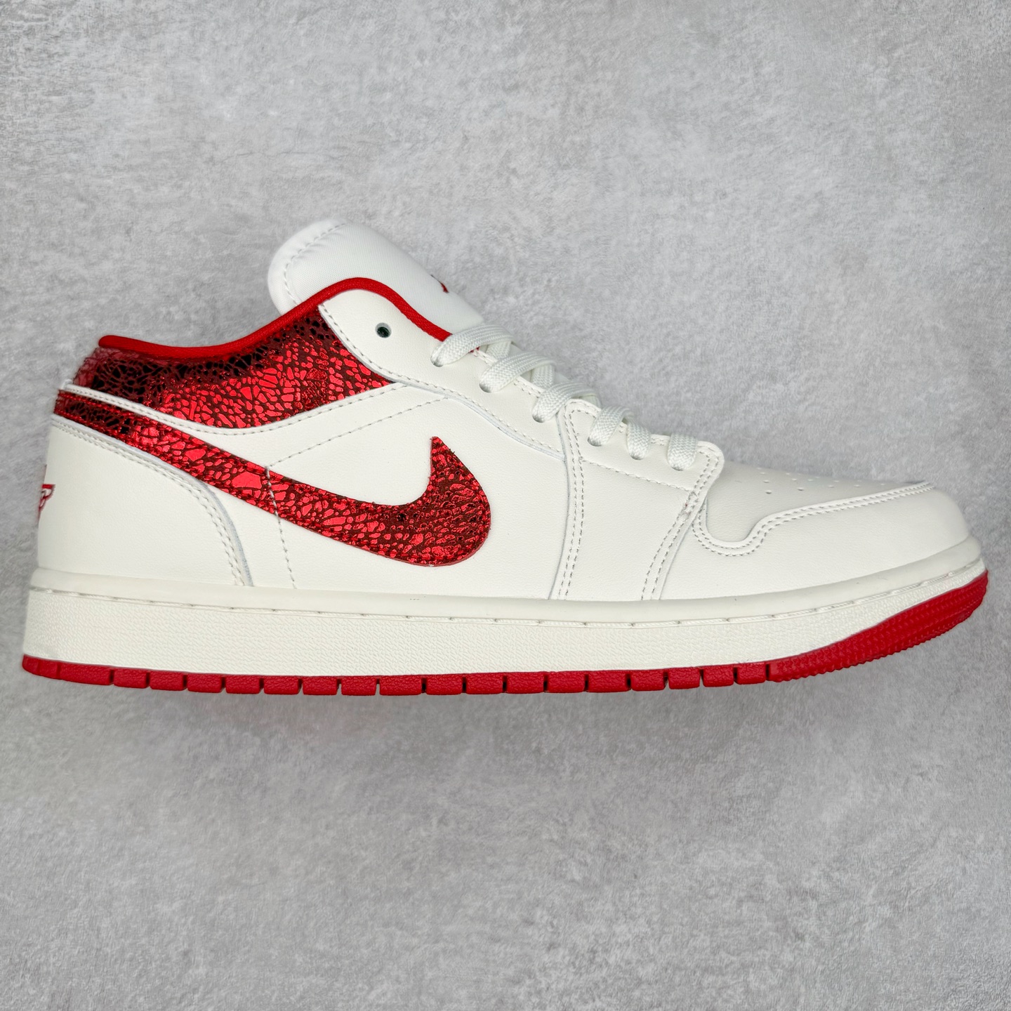 ＃K版 Air Jordan AJ1 Low 低帮 白红 HJ9338-106 全新流水线出品 DT版本唯一平替选择 市场第二梯队最强版 全部原鞋开发 原楦原纸板开发 全鞋电脑针车 原厂内置全掌气垫 原盒内在原标 唯一Zp原版鞋带绑法 免检产品 全新2022版型 全头层皮料 完美零毛边处理 原厂配置全掌气垫 价格定位良心 几十个配色陆续出货 尺码：36 36.5 37.5 38 38.5 39 40 40.5 41 42 42.5 43 44 44.5 45 46 47.5-选品中心
