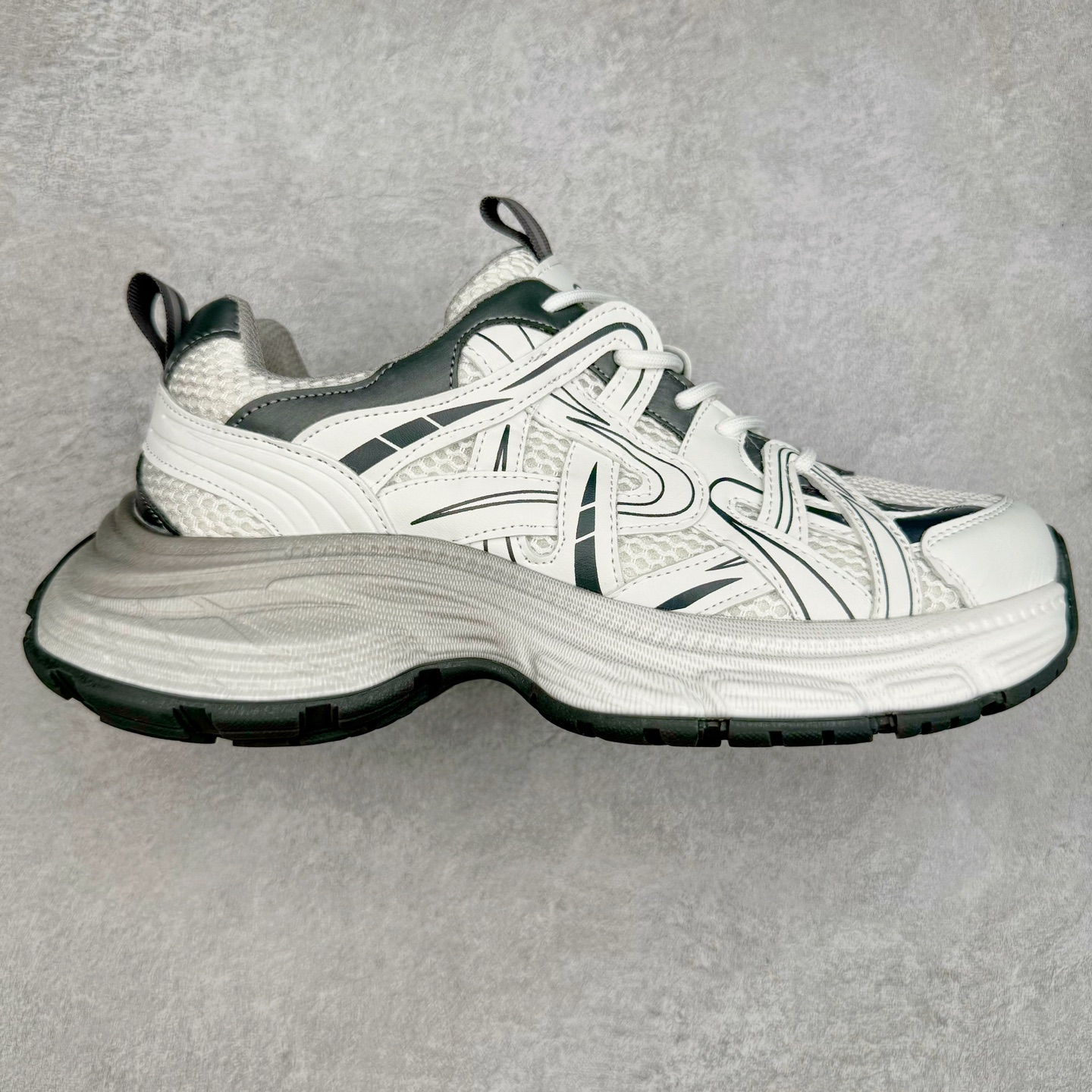 GG-CC Chunky Low白鹿同款独星球 2024新款GGCC低帮复古厚底增高老爹鞋 时髦look轻松定格 不费力展现率性氛围 原版正确大底 高档银盒 酷帅机能风不规则设计大底 8CM 增高厚底 大长腿既视感轻松拿捏 货号：G24X9833 尺码：35 36 37 38 39 40-选品中心