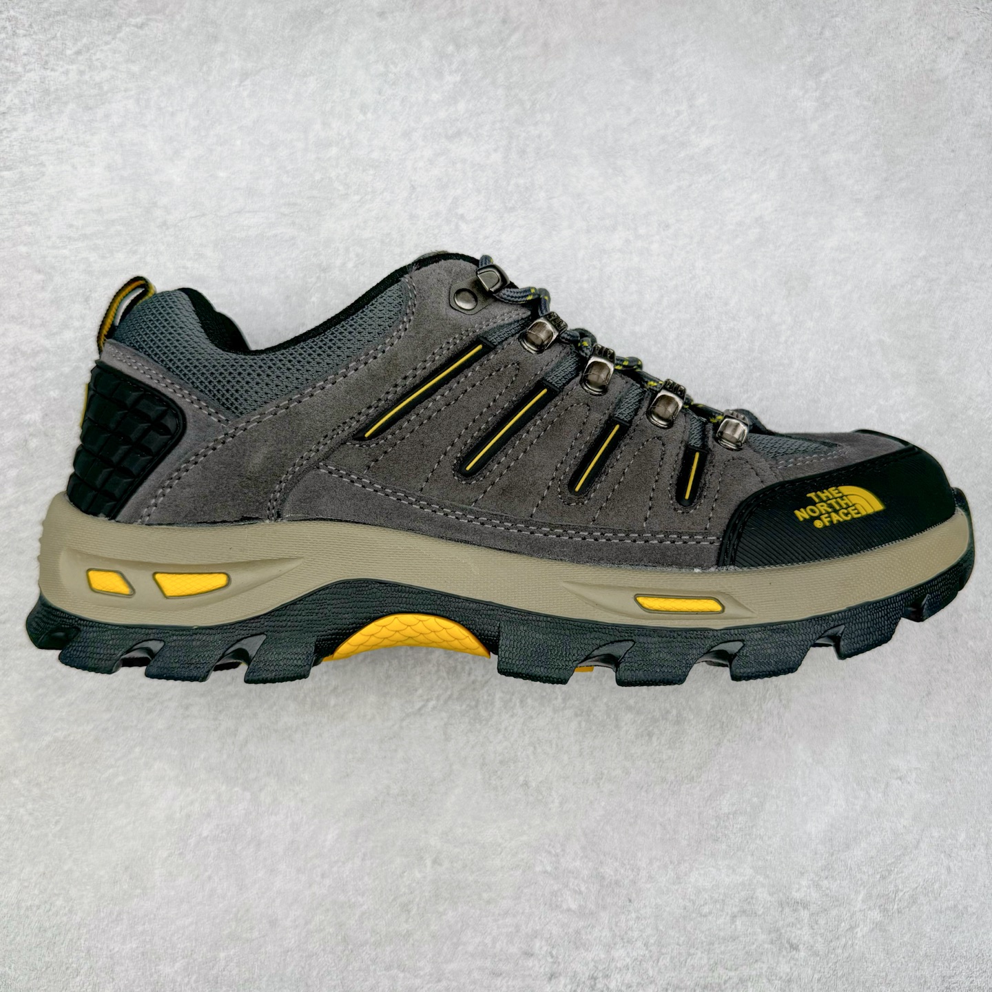 The North Face 北面 乐斯菲斯户外运动休闲登山鞋越野徒步鞋 广东大厂品质 面料采用进口磨砂牛皮 鞋底采用Vibram黄金大底 专门为鞋底设计的橡胶以出色的耐磨性 良好的防滑性或得不少户外运动爱好者的喜欢 专业户外登山品牌（北面）The North Face自1966年创立，由两位热爱登山徒步的年轻登山者于美西旧金山开创，不断透过研发与创新，并且将最先进的技术结合在服装与鞋款设计，生产多种外型帅气且专业能力非常强的户外运动装备而备受欢迎。尺码：40-45（运动鞋码）-选品中心