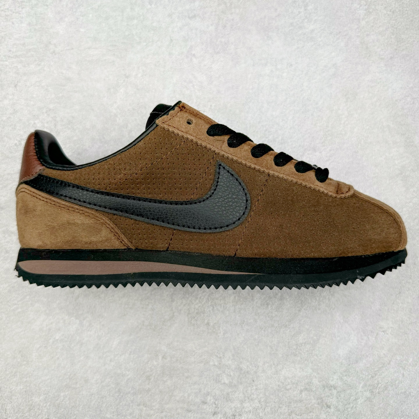 NK Classic Cortez Leather 阿甘复古初代皮革慢跑鞋 实体平台指令订单 全套原纸板楦头开发 原厂数据大底磨具 一比一鞋头弧度高度鞋身弧度 细节品控鞋型随意对比 正确烫金高频细节 公司级标准检验QC 区分市面一切版本 完美复刻阿甘复古鞋型 尺码：35.5 36 36.5 37.5 38 38.5 39 40 40.5 41 42 42.5 43 44 45-选品中心