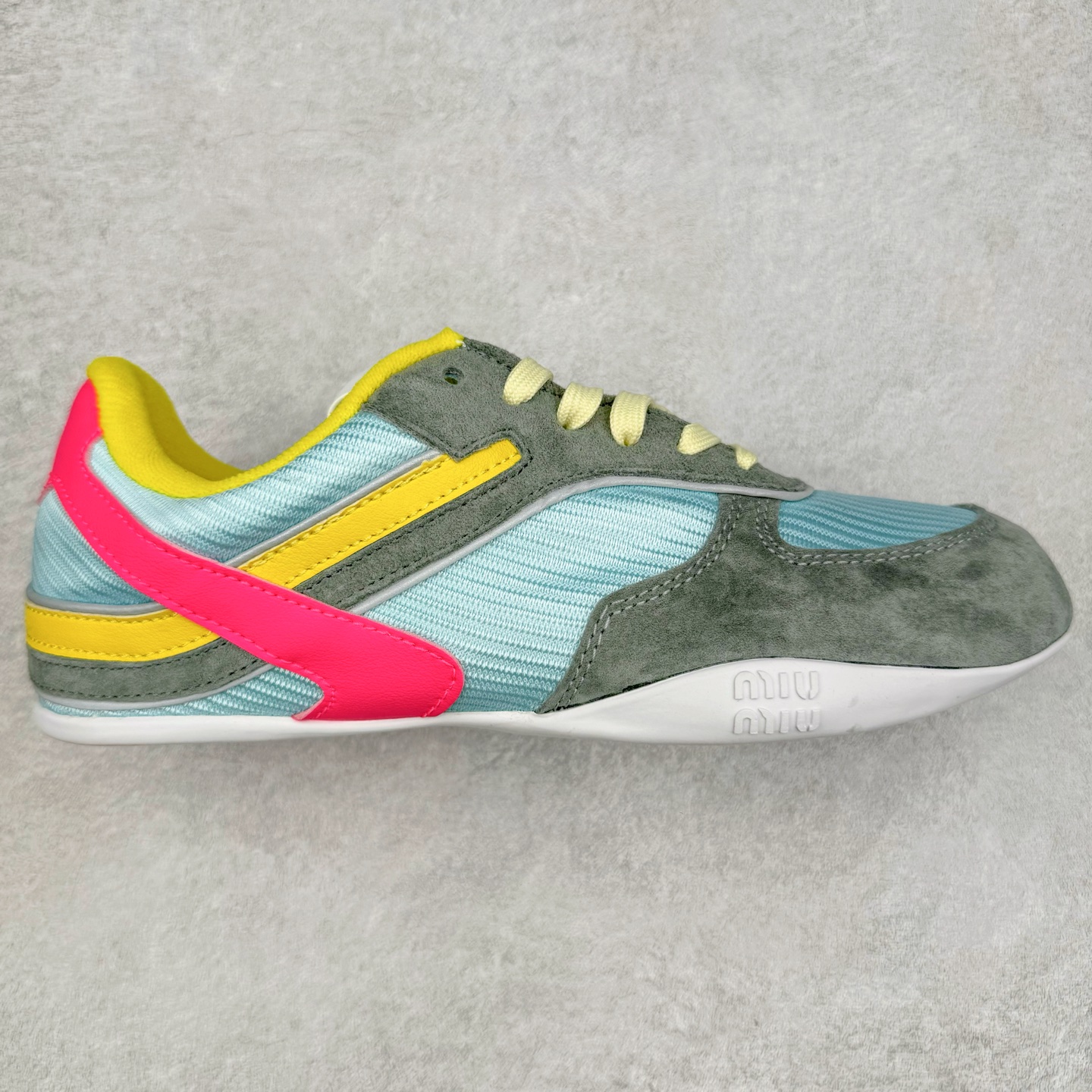 MiuMiu x New Balance 530 SL NB新百伦缪缪联名系列低帮经典复古休闲运动慢跑鞋 近几年运动品牌与各大潮流品牌不断推出联名产品，在球鞋圈拥有极高的热度。此外，奢侈品牌和运动品牌联名也早已非新鲜事，继 Dior 和 Jordan Brand 以及 Prada 和 adidas 合作后。近日，Miu Miu与New Balance的合作基本已经成为定番，每年都会上新，而近期的最新联名也已经正式曝光，预计会在24年春夏面世！相比之前两次使用的574，这次Miu Miu带来了全新风格。采用了全新型号MR530进行设计，继续使用复古的旧化效果和去年就被带火的美拉德配色打造。Miu Miu作为千禧文化的重要推手，这次也是直接挑选了New Balance 2000年代时发布的健身跑鞋MR530。整体做旧效果非常明显，甚至有些二手鞋的感觉，多少是有点瘦巴黎世家影响了......配色方面将会推出米色和棕色两种颜色可供选择，整体覆盖了做旧麂皮，鞋舌和鞋垫和之前一致，有Miu Miu的Logo，同时搭配皮革和棉质双鞋带组成。尺码：35.5 36 37 37.5 38 38.5 39.5 40 40.5 41.5 42 42.5 43.5 44 45-选品中心