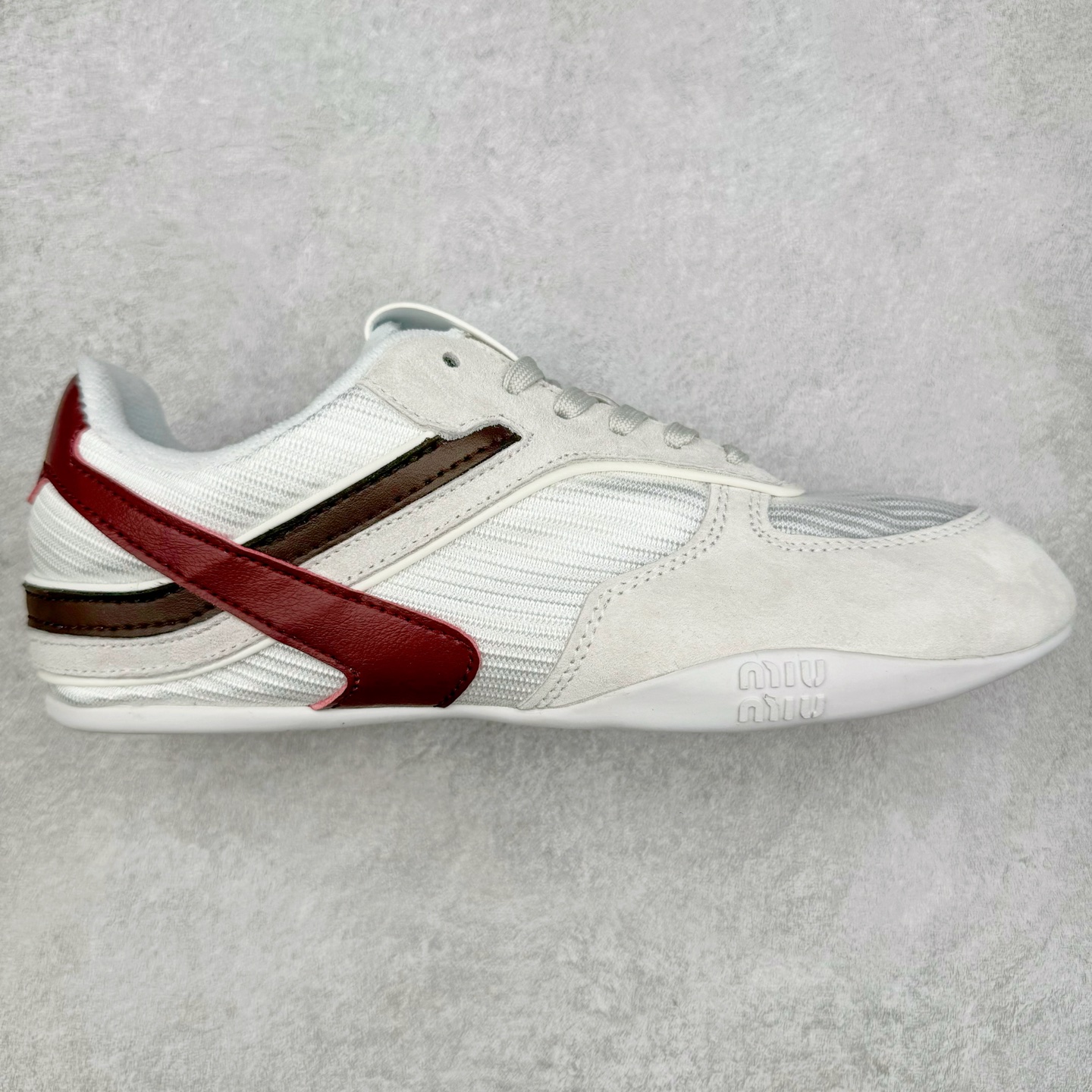 MiuMiu x New Balance 530 SL NB新百伦缪缪联名系列低帮经典复古休闲运动慢跑鞋 近几年运动品牌与各大潮流品牌不断推出联名产品，在球鞋圈拥有极高的热度。此外，奢侈品牌和运动品牌联名也早已非新鲜事，继 Dior 和 Jordan Brand 以及 Prada 和 adidas 合作后。近日，Miu Miu与New Balance的合作基本已经成为定番，每年都会上新，而近期的最新联名也已经正式曝光，预计会在24年春夏面世！相比之前两次使用的574，这次Miu Miu带来了全新风格。采用了全新型号MR530进行设计，继续使用复古的旧化效果和去年就被带火的美拉德配色打造。Miu Miu作为千禧文化的重要推手，这次也是直接挑选了New Balance 2000年代时发布的健身跑鞋MR530。整体做旧效果非常明显，甚至有些二手鞋的感觉，多少是有点瘦巴黎世家影响了......配色方面将会推出米色和棕色两种颜色可供选择，整体覆盖了做旧麂皮，鞋舌和鞋垫和之前一致，有Miu Miu的Logo，同时搭配皮革和棉质双鞋带组成。尺码：35.5 36 37 37.5 38 38.5 39.5 40 40.5 41.5 42 42.5 43.5 44 45-选品中心