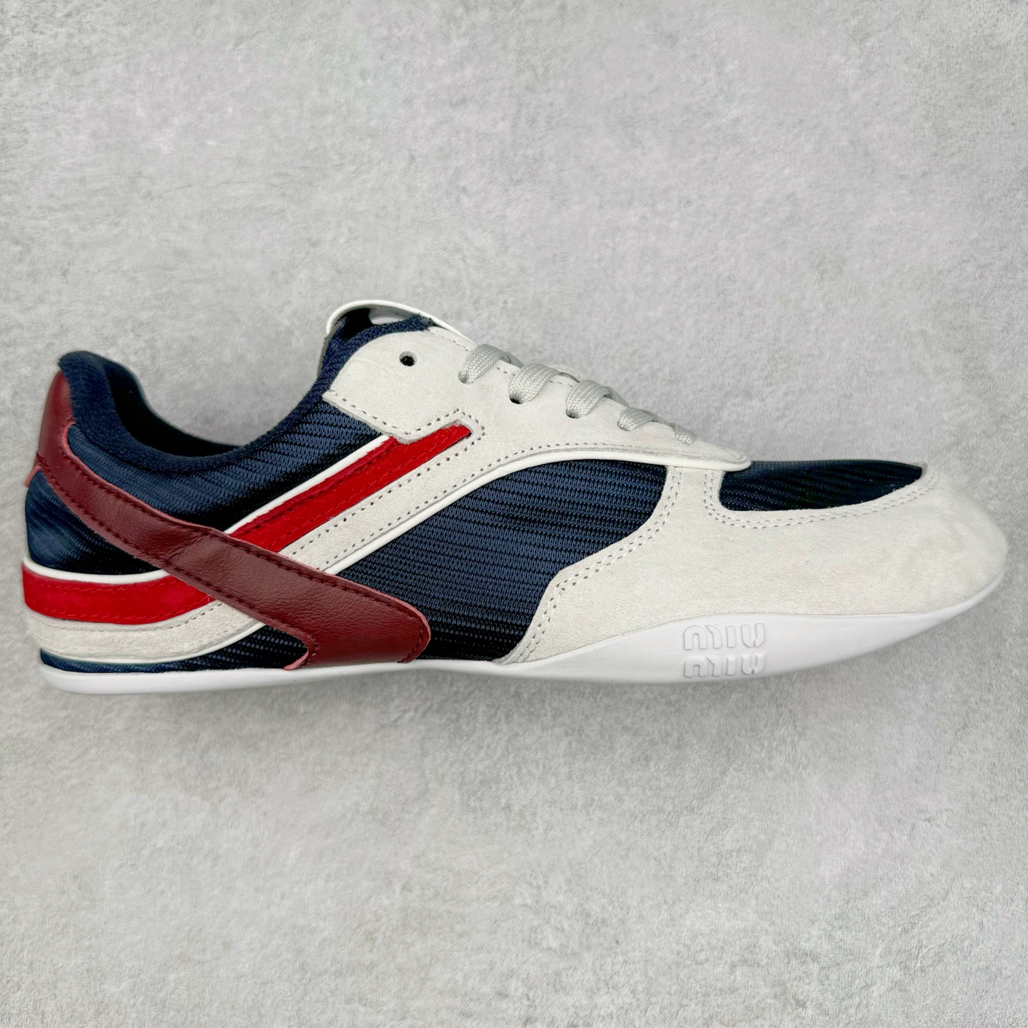 MiuMiu x New Balance 530 SL NB新百伦缪缪联名系列低帮经典复古休闲运动慢跑鞋 近几年运动品牌与各大潮流品牌不断推出联名产品，在球鞋圈拥有极高的热度。此外，奢侈品牌和运动品牌联名也早已非新鲜事，继 Dior 和 Jordan Brand 以及 Prada 和 adidas 合作后。近日，Miu Miu与New Balance的合作基本已经成为定番，每年都会上新，而近期的最新联名也已经正式曝光，预计会在24年春夏面世！相比之前两次使用的574，这次Miu Miu带来了全新风格。采用了全新型号MR530进行设计，继续使用复古的旧化效果和去年就被带火的美拉德配色打造。Miu Miu作为千禧文化的重要推手，这次也是直接挑选了New Balance 2000年代时发布的健身跑鞋MR530。整体做旧效果非常明显，甚至有些二手鞋的感觉，多少是有点瘦巴黎世家影响了......配色方面将会推出米色和棕色两种颜色可供选择，整体覆盖了做旧麂皮，鞋舌和鞋垫和之前一致，有Miu Miu的Logo，同时搭配皮革和棉质双鞋带组成。尺码：35.5 36 37 37.5 38 38.5 39.5 40 40.5 41.5 42 42.5 43.5 44 45-选品中心