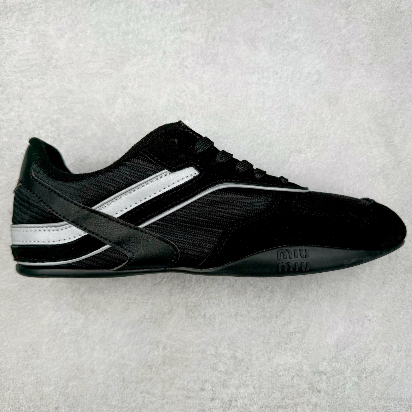 MiuMiu x New Balance 530 SL NB新百伦缪缪联名系列低帮经典复古休闲运动慢跑鞋 近几年运动品牌与各大潮流品牌不断推出联名产品，在球鞋圈拥有极高的热度。此外，奢侈品牌和运动品牌联名也早已非新鲜事，继 Dior 和 Jordan Brand 以及 Prada 和 adidas 合作后。近日，Miu Miu与New Balance的合作基本已经成为定番，每年都会上新，而近期的最新联名也已经正式曝光，预计会在24年春夏面世！相比之前两次使用的574，这次Miu Miu带来了全新风格。采用了全新型号MR530进行设计，继续使用复古的旧化效果和去年就被带火的美拉德配色打造。Miu Miu作为千禧文化的重要推手，这次也是直接挑选了New Balance 2000年代时发布的健身跑鞋MR530。整体做旧效果非常明显，甚至有些二手鞋的感觉，多少是有点瘦巴黎世家影响了......配色方面将会推出米色和棕色两种颜色可供选择，整体覆盖了做旧麂皮，鞋舌和鞋垫和之前一致，有Miu Miu的Logo，同时搭配皮革和棉质双鞋带组成。尺码：35.5 36 37 37.5 38 38.5 39.5 40 40.5 41.5 42 42.5 43.5 44 45-选品中心