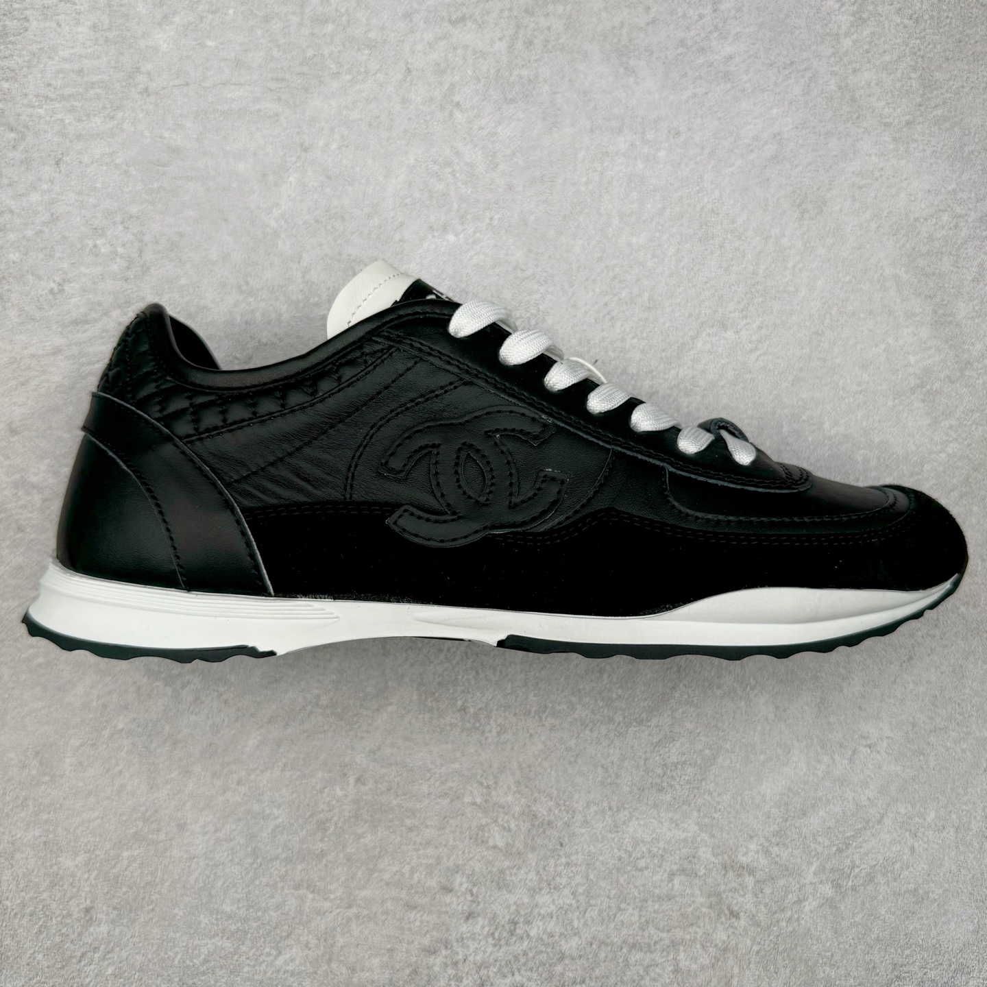 CHANEL香奈儿新款熊猫板鞋熊猫鞋 香奈儿2025ss火爆熊猫鞋🐼配色厚底休闲运动鞋板鞋✅ 【已有多位明星上脚】 专柜同步 专柜非常火爆 非常难买的一款鞋 全网最火的厚底熊猫鞋 可想而知小香控不可错过的 颜值与舒适并存的 简约百搭小白鞋 厚底**超级百搭，闭眼入😍谁穿谁好看 采用 ：小牛皮进口羊皮里TPU原版大底‼️ 尺码：35 36 37 38 39 40-选品中心