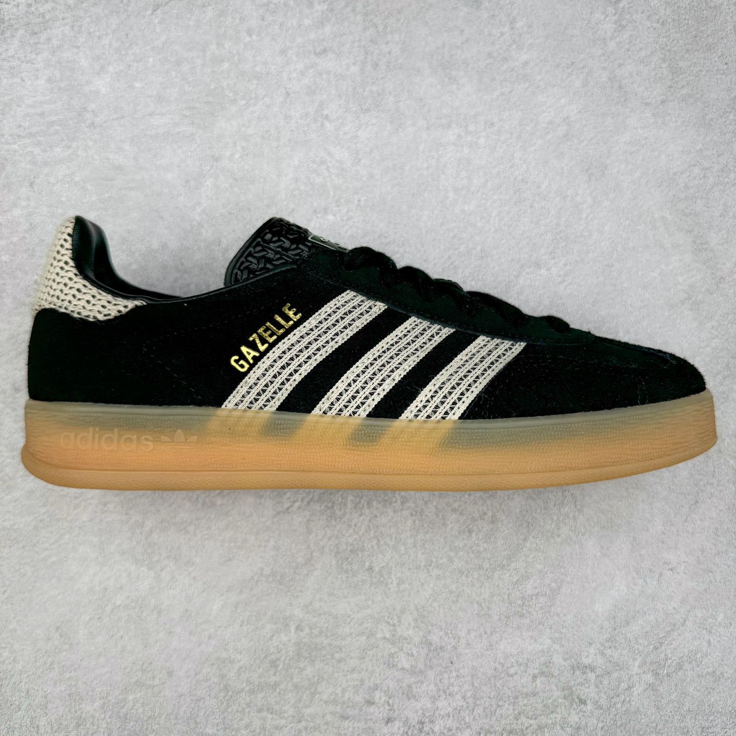 AD Gazelle Indoor Trainers 羚羊内训系列低帮复古百搭休闲运动德训风板鞋 JI2755 90年代经典的复刻版！自60年代以足球训练鞋面世以来,Gazelle就以其经典设计席卷全球。1991年版本的复刻,再造经典Gazelle。采用皮革打造,搭配浊色细节,让这款经典更加简约。尺码：36 36⅔ 37⅓ 38 38⅔ 39⅓ 40 40⅔ 41⅓ 42 42⅔ 43⅓ 44 45-选品中心