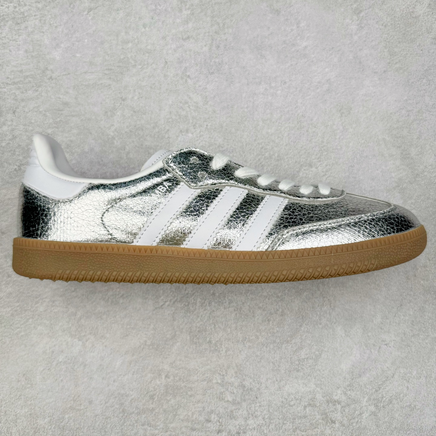 AD Original Samba OG 复古经典轻便板鞋 JR0035 这款桑巴鞋展示了高质量的工艺 带有装饰的超锁缝制和无缝的手感 柔软、柔软的皮革造型和标志性的3条纹完成了精致的外观 正规合身鞋带 鞋面上有绒面鞋垫 橡胶鞋底 享受正畸套筒软感 自50年代首次亮相以来就一直在赢得粉丝的青睐 尺码：36 36.5 37.5 38 38.5 39 40 40.5 41 42 42.5 43 44 44.5 45-选品中心