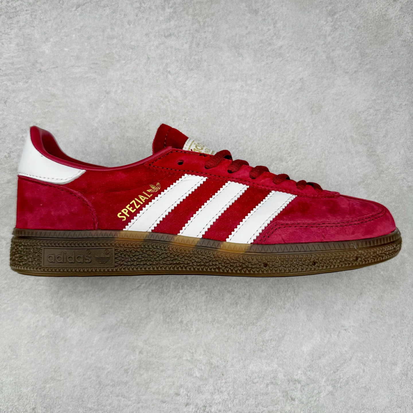 AD Originals Handball SPZL 手球运动员系列百搭休闲运动板鞋 BD7617 这款来自阿迪达斯的这款HANDBALL SPZL前身是一双手球运动鞋，这一次拿来复刻，所以鞋面的主要色彩选用了黑色， 鞋面外侧除了Spezial字母之外还有三叶草标志。Handball SPZL作为复古手球训练鞋与作为室内足球鞋的Samba有着异曲同工之处，但是质感更为出众的鞋身以及丰富的配色选择比起Samba来讲可以说是更胜一筹了！尺码：36 36⅔ 37⅓ 38 38⅔ 39⅓ 40 40⅔ 41⅓ 42 42⅔ 43⅓ 44 45-选品中心