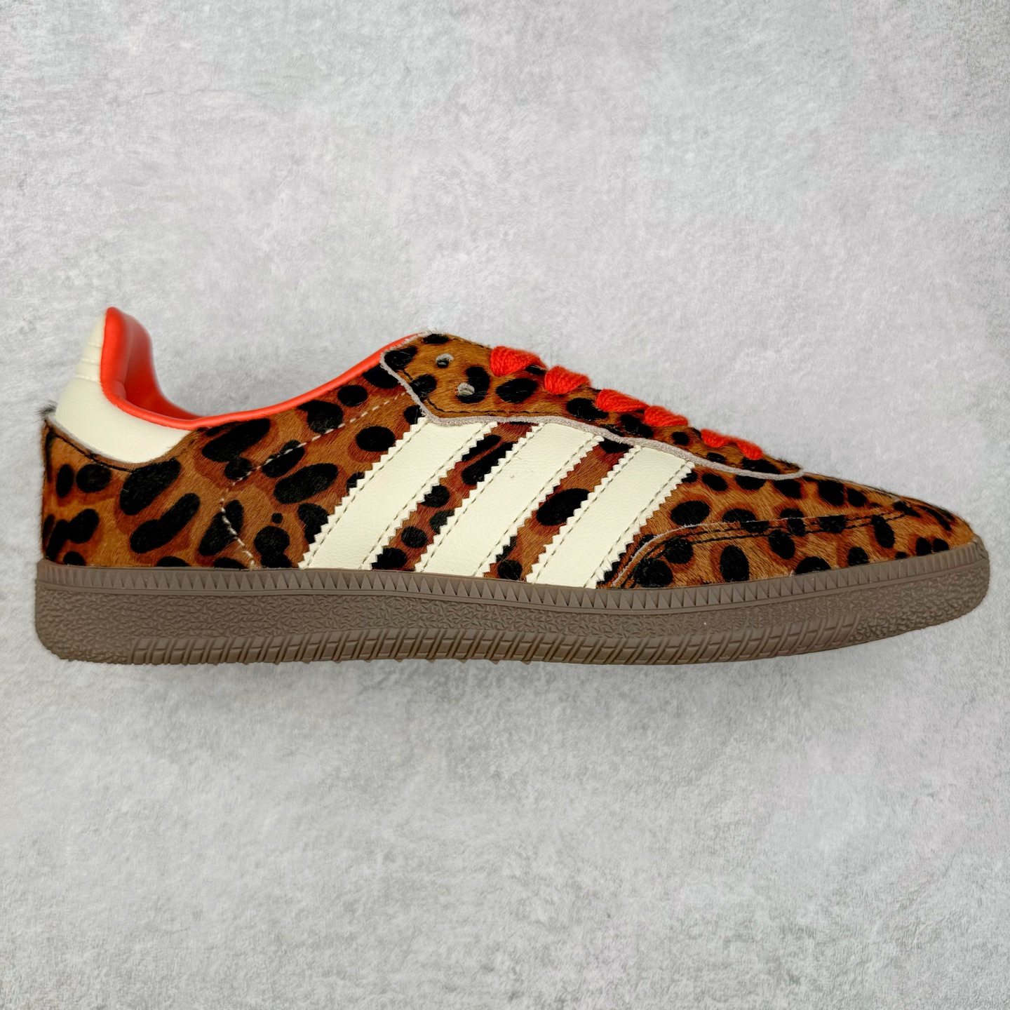 AD Original Samba OG 复古经典轻便板鞋 JI2734 这款桑巴鞋展示了高质量的工艺 带有装饰的超锁缝制和无缝的手感 柔软、柔软的皮革造型和标志性的3条纹完成了精致的外观 正规合身鞋带 鞋面上有绒面鞋垫 橡胶鞋底 享受正畸套筒软感 自50年代首次亮相以来就一直在赢得粉丝的青睐 尺码：36 36.5 37.5 38 38.5 39 40 40.5 41 42 42.5 43 44 44.5 45-选品中心