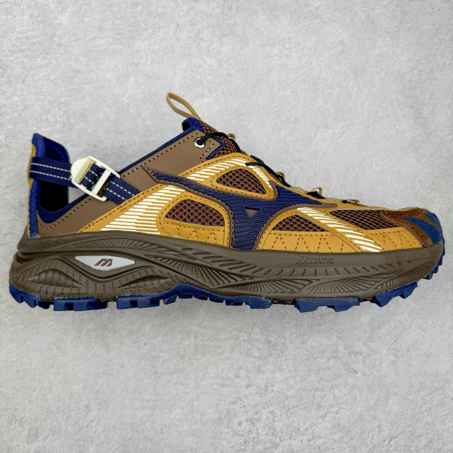 Mizuno Speed 2K 美津浓复古厚底织物合成革防滑耐磨透气低帮休闲跑步鞋 美津浓（Mizuno）是日本美津浓株式会社于1906年创立的运动品牌，经过一个多世纪的不断努力现已成为世界著名的运动器具、服装和鞋类生产商。美津浓力求服务于各类运动项目，并竭力使运动生活更加愉快和振奋。产品种类齐全，覆盖几乎全部主要运动项目，达到30万多个品类。尺码：36 36.5 37.5 38 38.5 39 40 40.5 41 42 42.5 43 44 44.5 45-选品中心