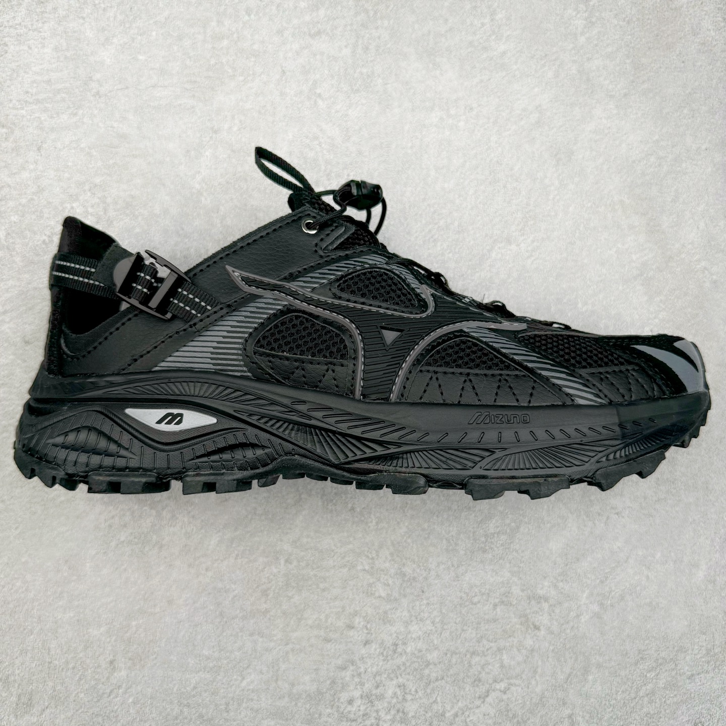 Mizuno Speed 2K 美津浓复古厚底织物合成革防滑耐磨透气低帮休闲跑步鞋 美津浓（Mizuno）是日本美津浓株式会社于1906年创立的运动品牌，经过一个多世纪的不断努力现已成为世界著名的运动器具、服装和鞋类生产商。美津浓力求服务于各类运动项目，并竭力使运动生活更加愉快和振奋。产品种类齐全，覆盖几乎全部主要运动项目，达到30万多个品类。尺码：36 36.5 37.5 38 38.5 39 40 40.5 41 42 42.5 43 44 44.5 45-选品中心