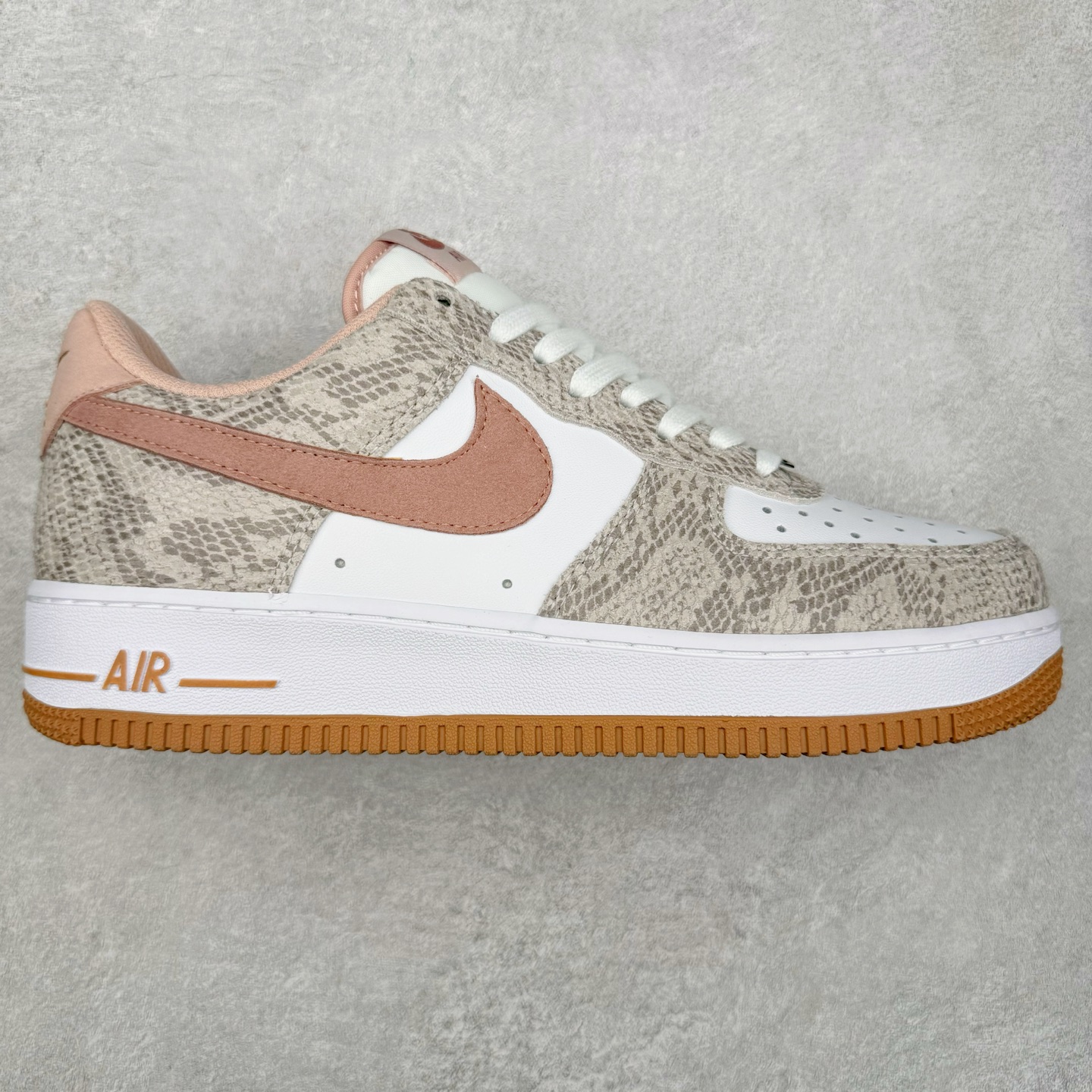 #福利特价 NK Air Force 1´07 Low 空军一号低帮百搭休闲运动板鞋 HF2898-100 柔软、弹性十足的缓震性能和出色的中底设计 横跨复古与现代的外型结合 造就出风靡全球 三十多年的Force 1 直到今天还深受青睐 尺码:36 36.5 37.5 38 38.5 39 40 40.5 41 42 42.5 43 44 44.5 45-选品中心