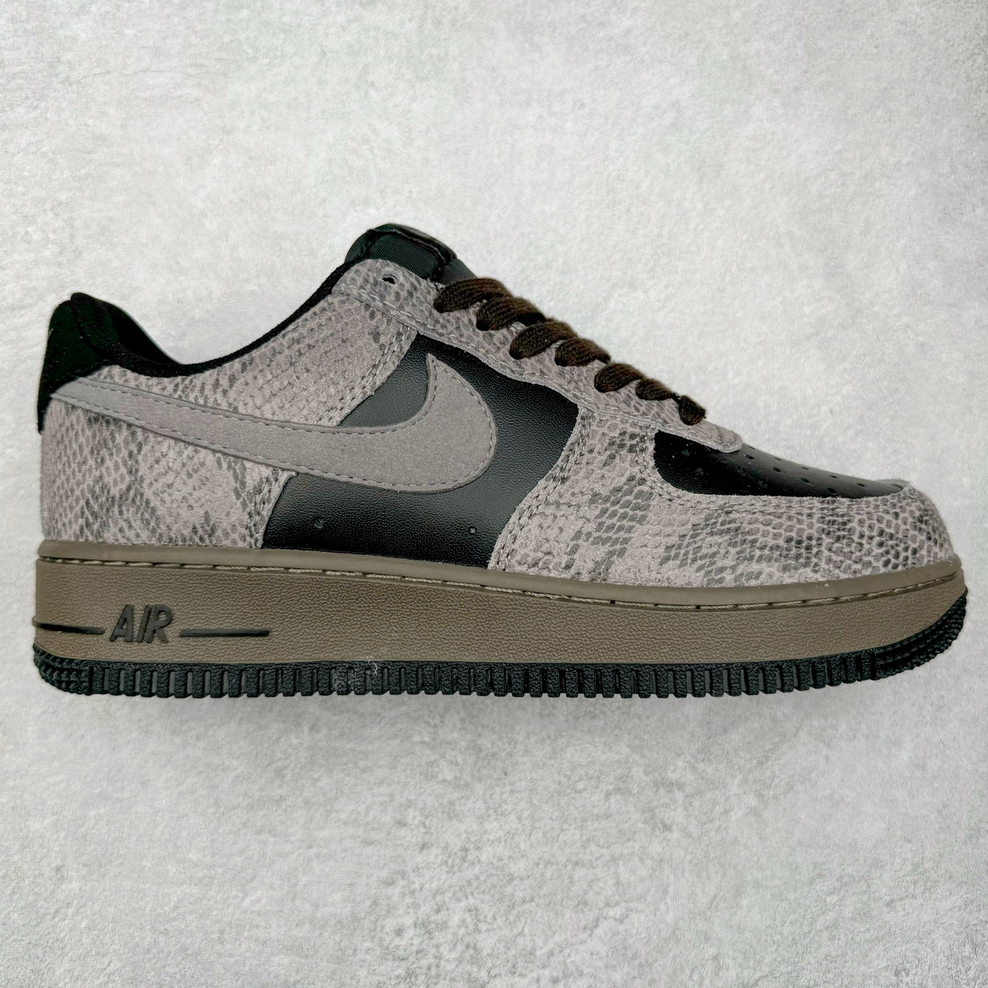 #福利特价 NK Air Force 1´07 Low 空军一号低帮百搭休闲运动板鞋 HF2898-001 柔软、弹性十足的缓震性能和出色的中底设计 横跨复古与现代的外型结合 造就出风靡全球 三十多年的Force 1 直到今天还深受青睐 尺码:36 36.5 37.5 38 38.5 39 40 40.5 41 42 42.5 43 44 44.5 45-选品中心