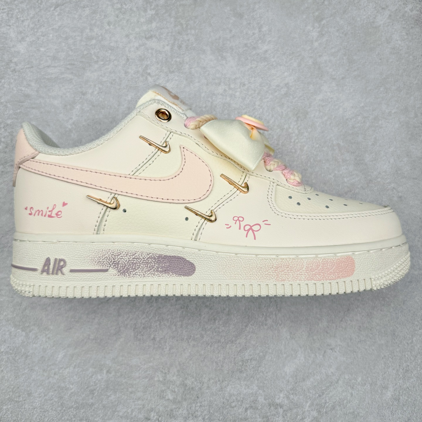 NK Air Force 1´07 Low 空军一号低帮百搭休闲运动板鞋 FC1122-333 柔软、弹性十足的缓震性能和出色的中底设计 横跨复古与现代的外型结合 造就出风靡全球 三十多年的Force 1 直到今天还深受青睐 尺码:36 36.5 37.5 38 38.5 39 40 40.5 41 42 42.5 43 44 44.5 45-选品中心