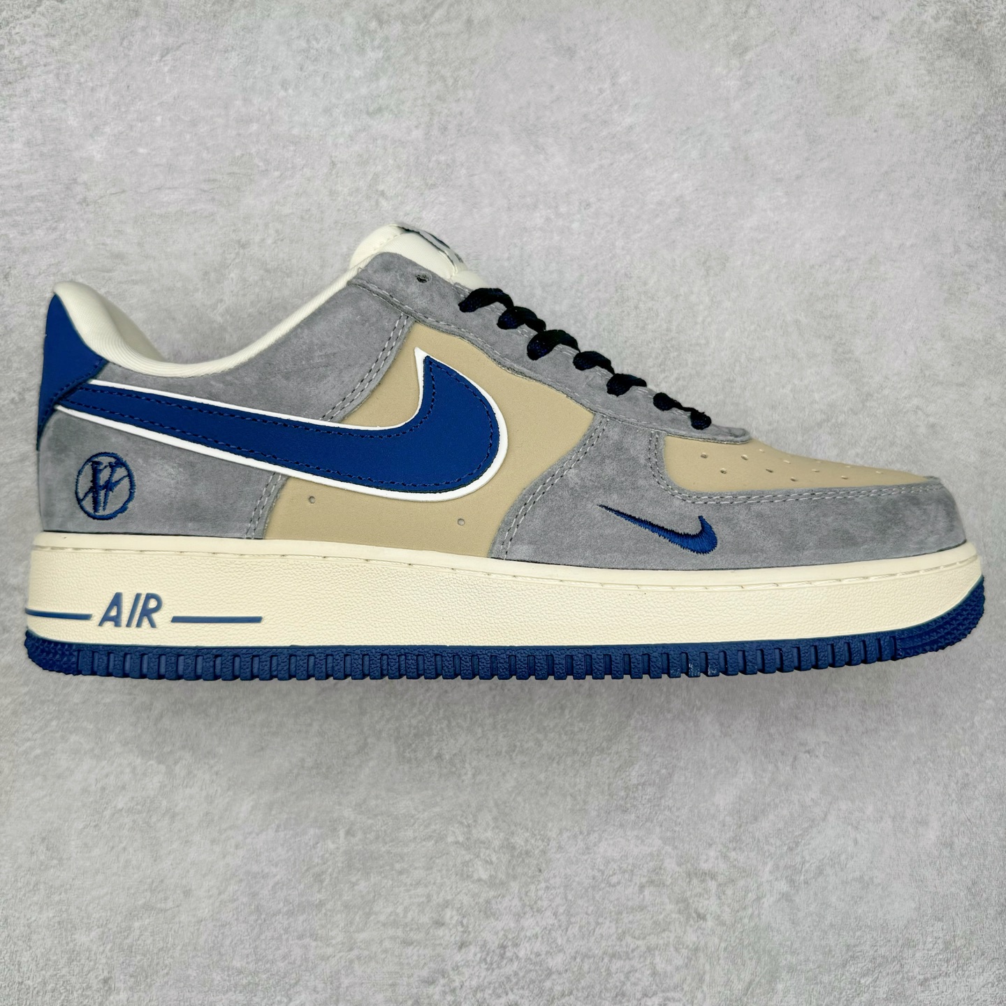 NK Air Force 1´07 Low 空军一号低帮百搭休闲运动板鞋 KK1988-045 柔软、弹性十足的缓震性能和出色的中底设计 横跨复古与现代的外型结合 造就出风靡全球 三十多年的Force 1 直到今天还深受青睐 尺码：36 36.5 37.5 38 38.5 39 40 40.5 41 42 42.5 43 44 44.5 45-选品中心